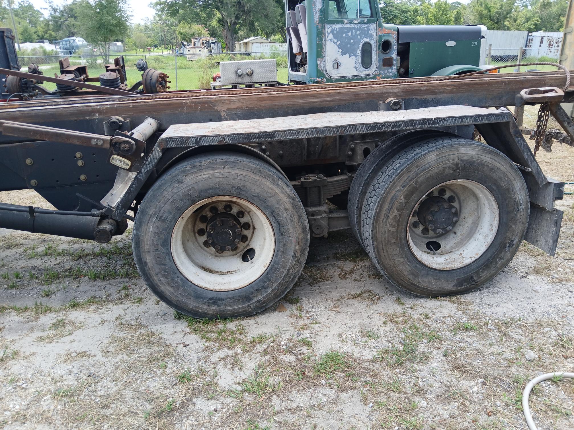 2005 WHITE/GMC WG - view 9 of 17