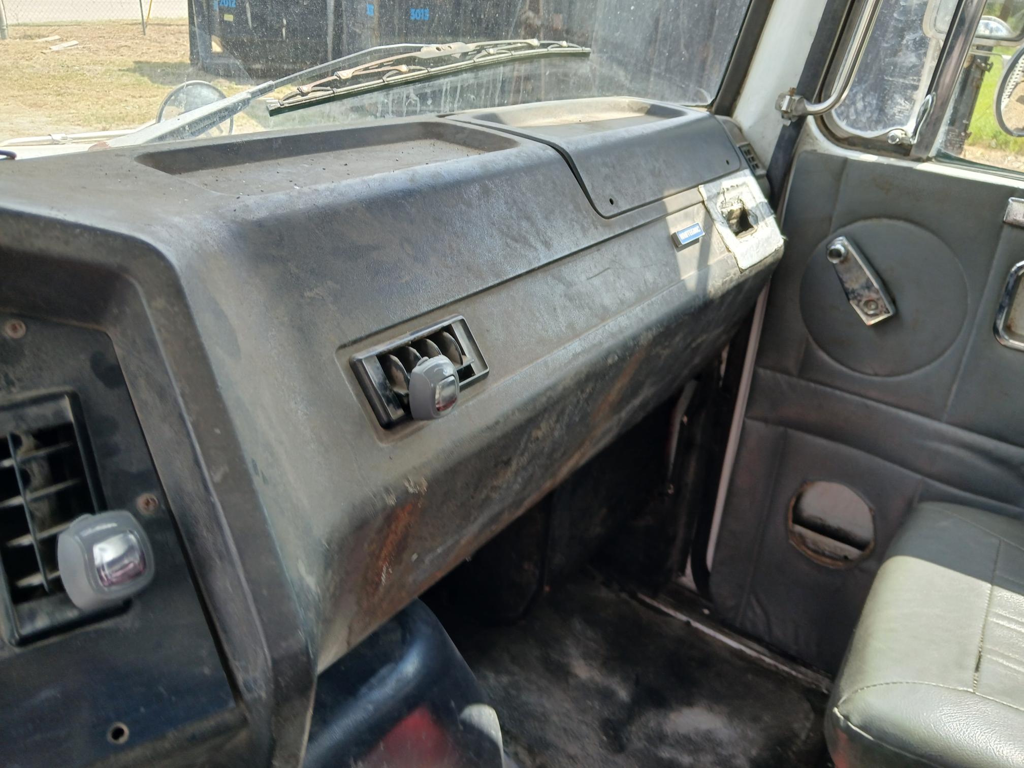 2005 WHITE/GMC WG - view 12 of 17