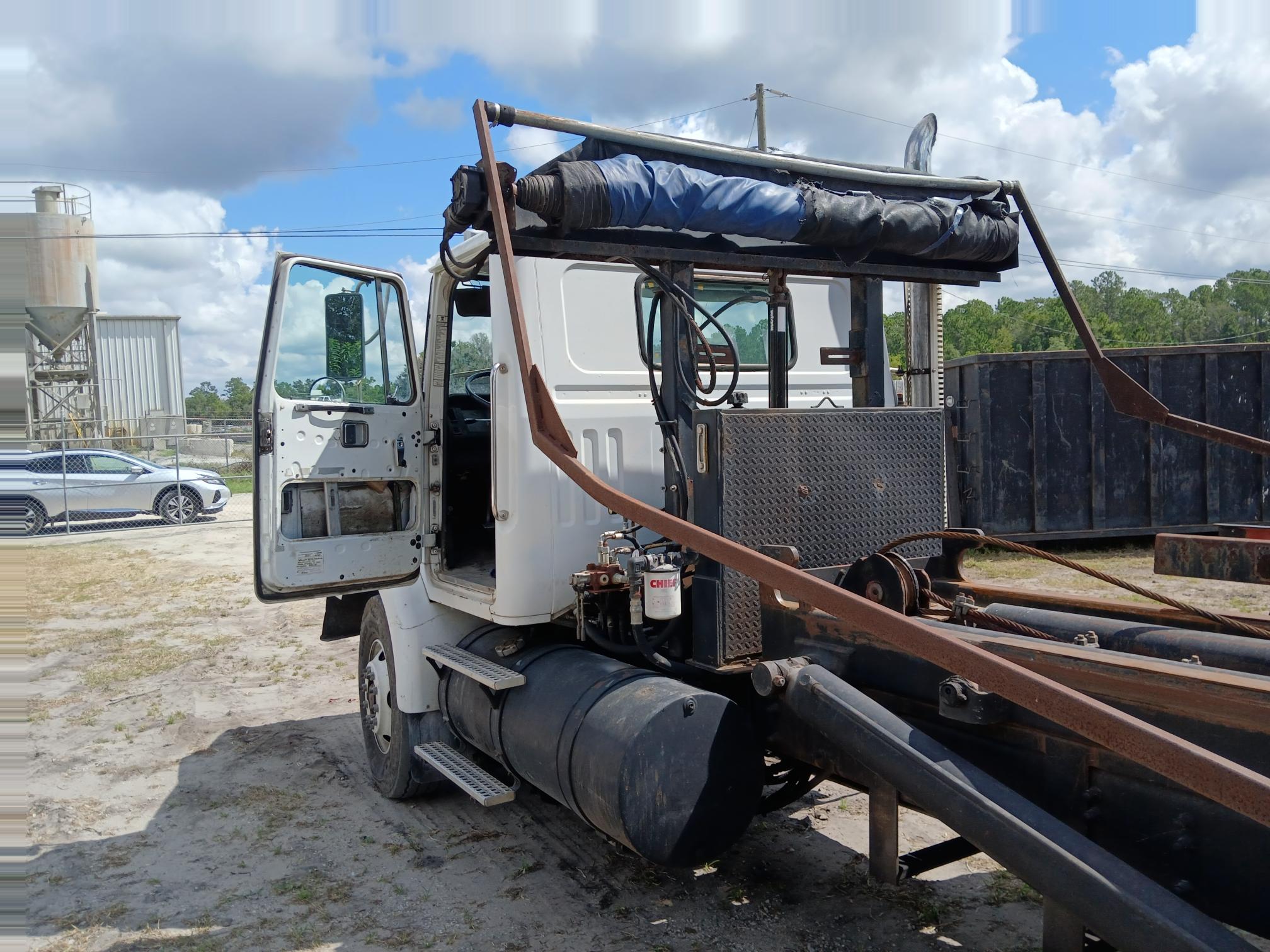 2005 WHITE/GMC WG - view 2 of 17