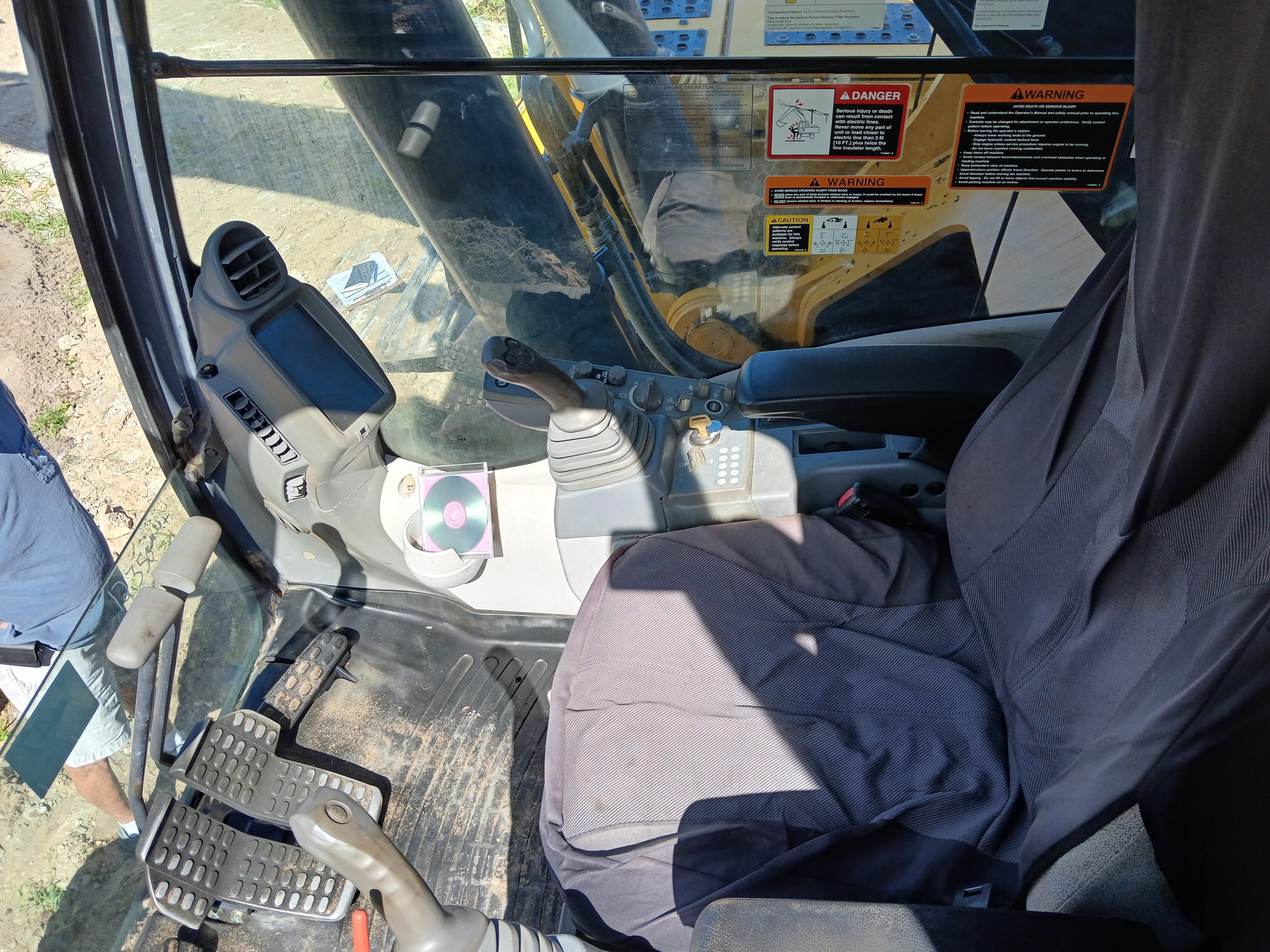 2017 DEERE 470G LC - view 9 of 16