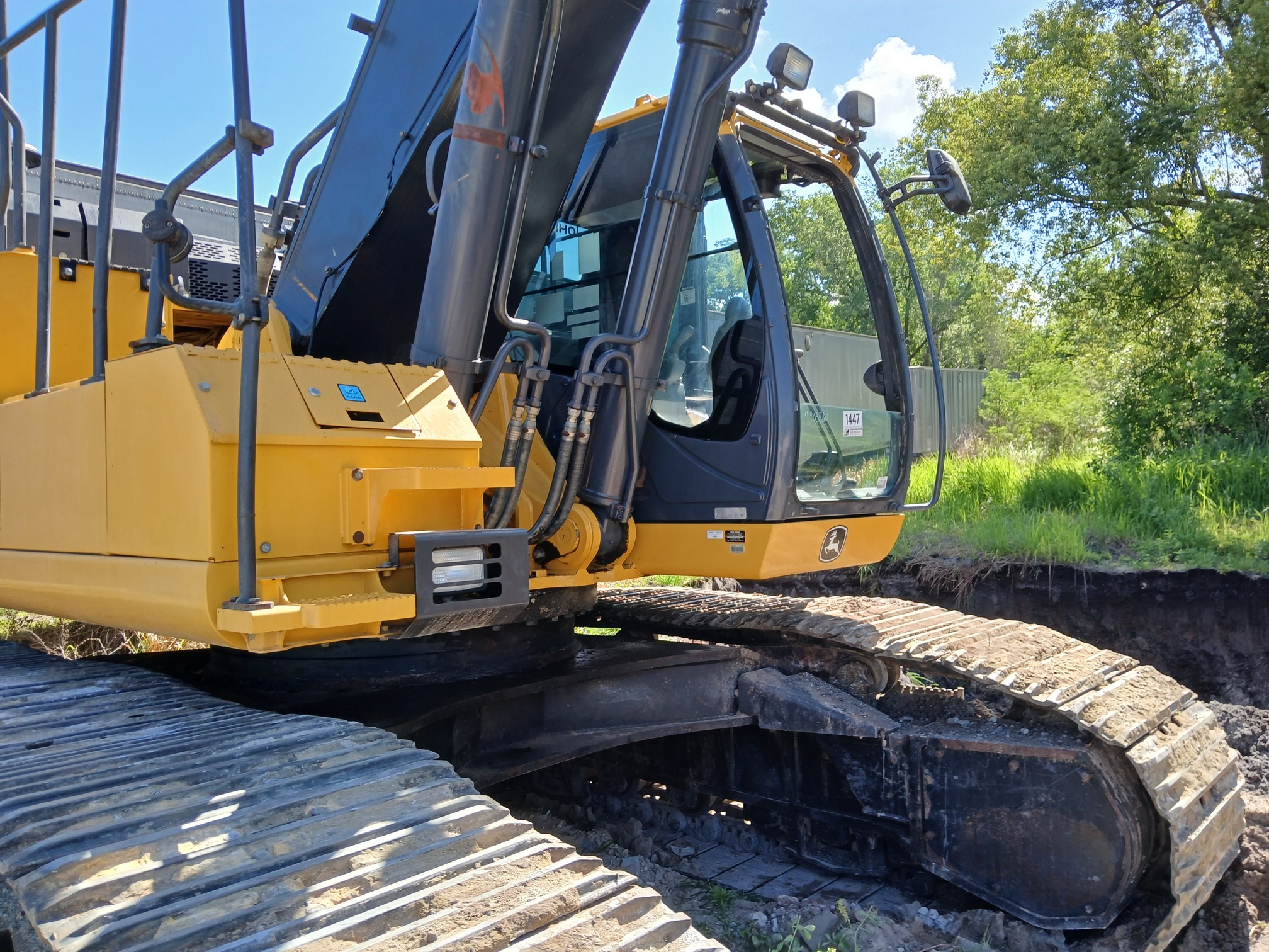 2017 DEERE 470G LC - view 2 of 16