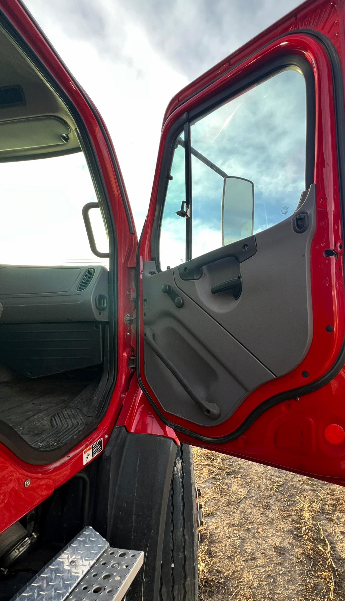 2014 FREIGHTLINER 108 SD Dump Truck - view 15 of 30