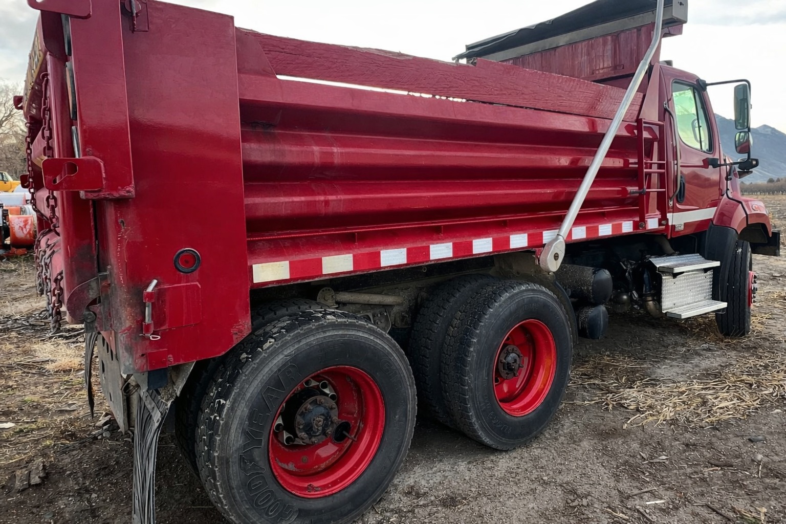 2014 FREIGHTLINER 108 SD Dump Truck - view 5 of 30