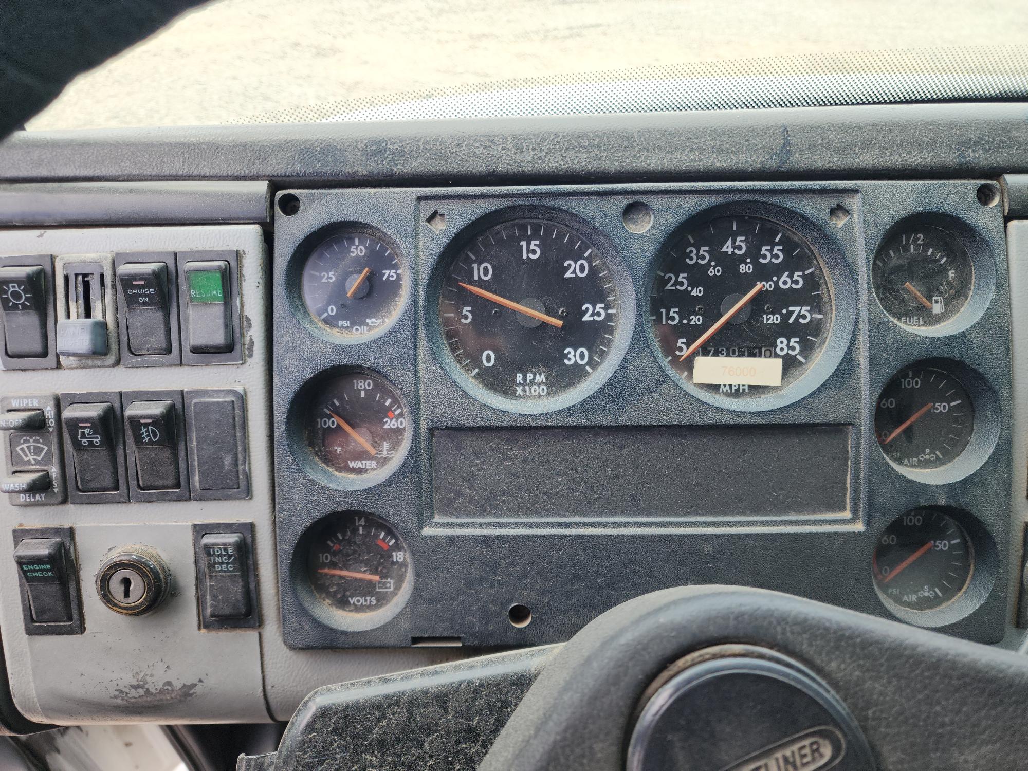 2000 FREIGHTLINER FL70 - view 10 of 30