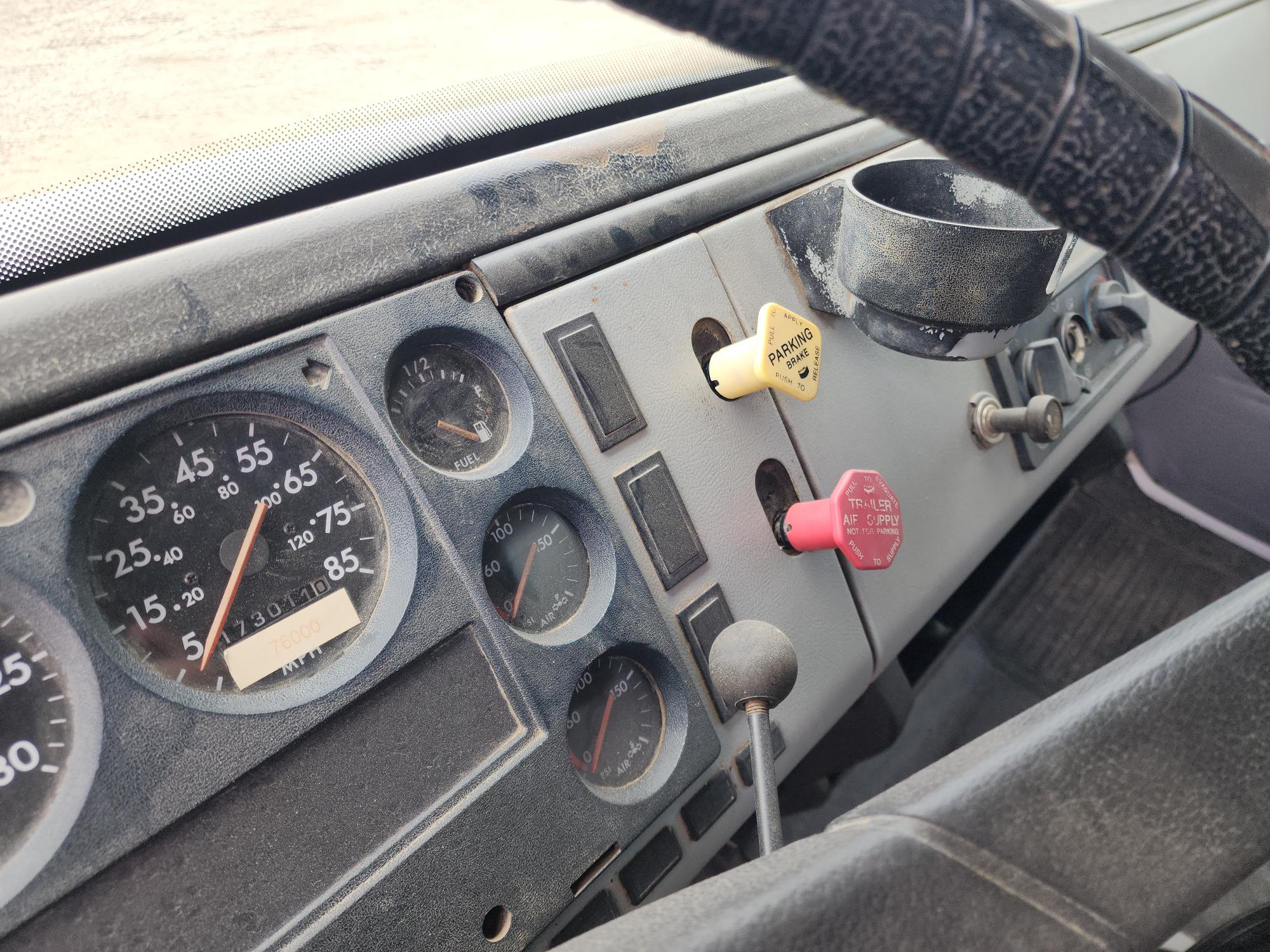 2000 FREIGHTLINER FL70 - view 11 of 30