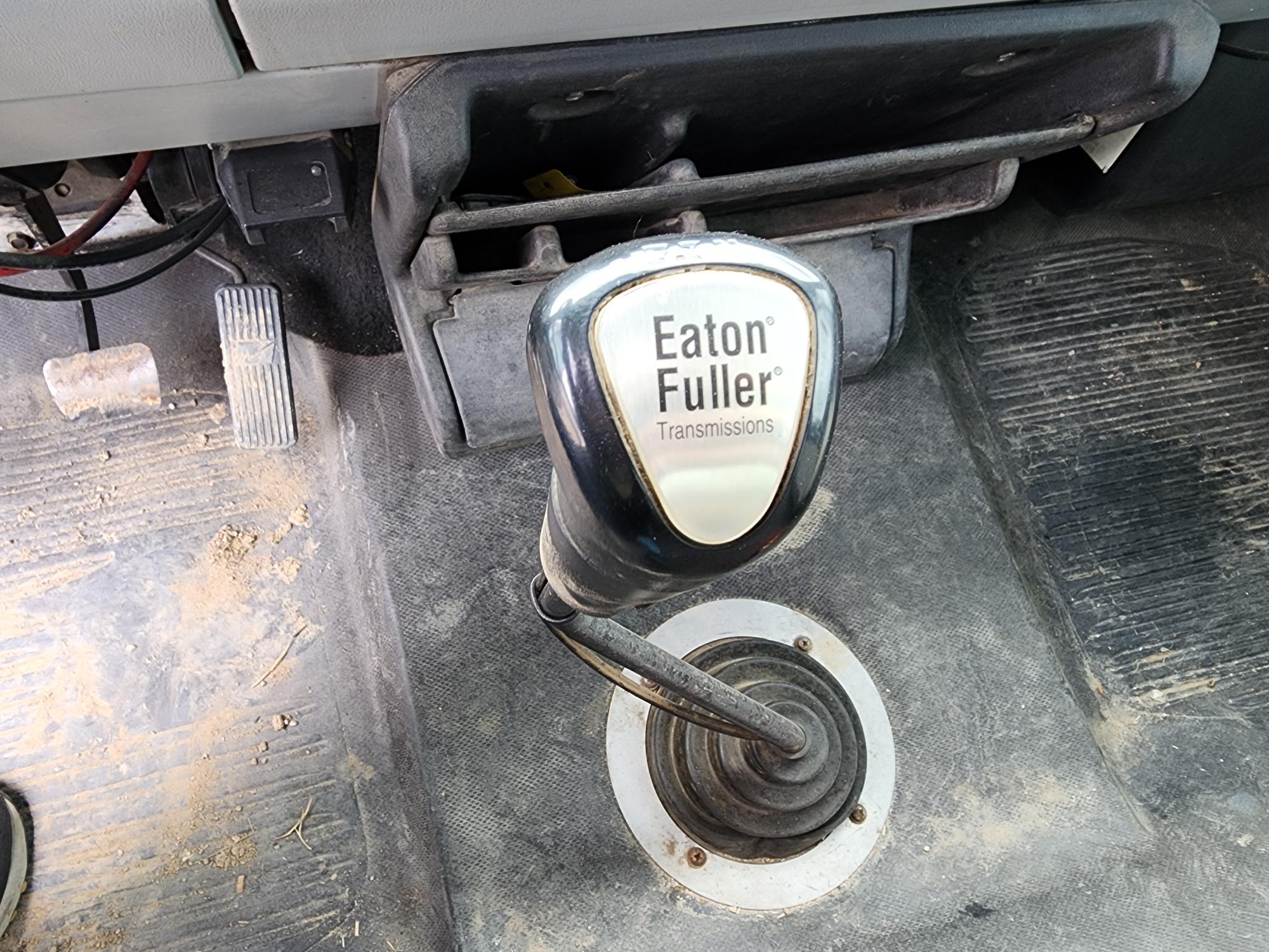 2000 FREIGHTLINER FL70 - view 13 of 30