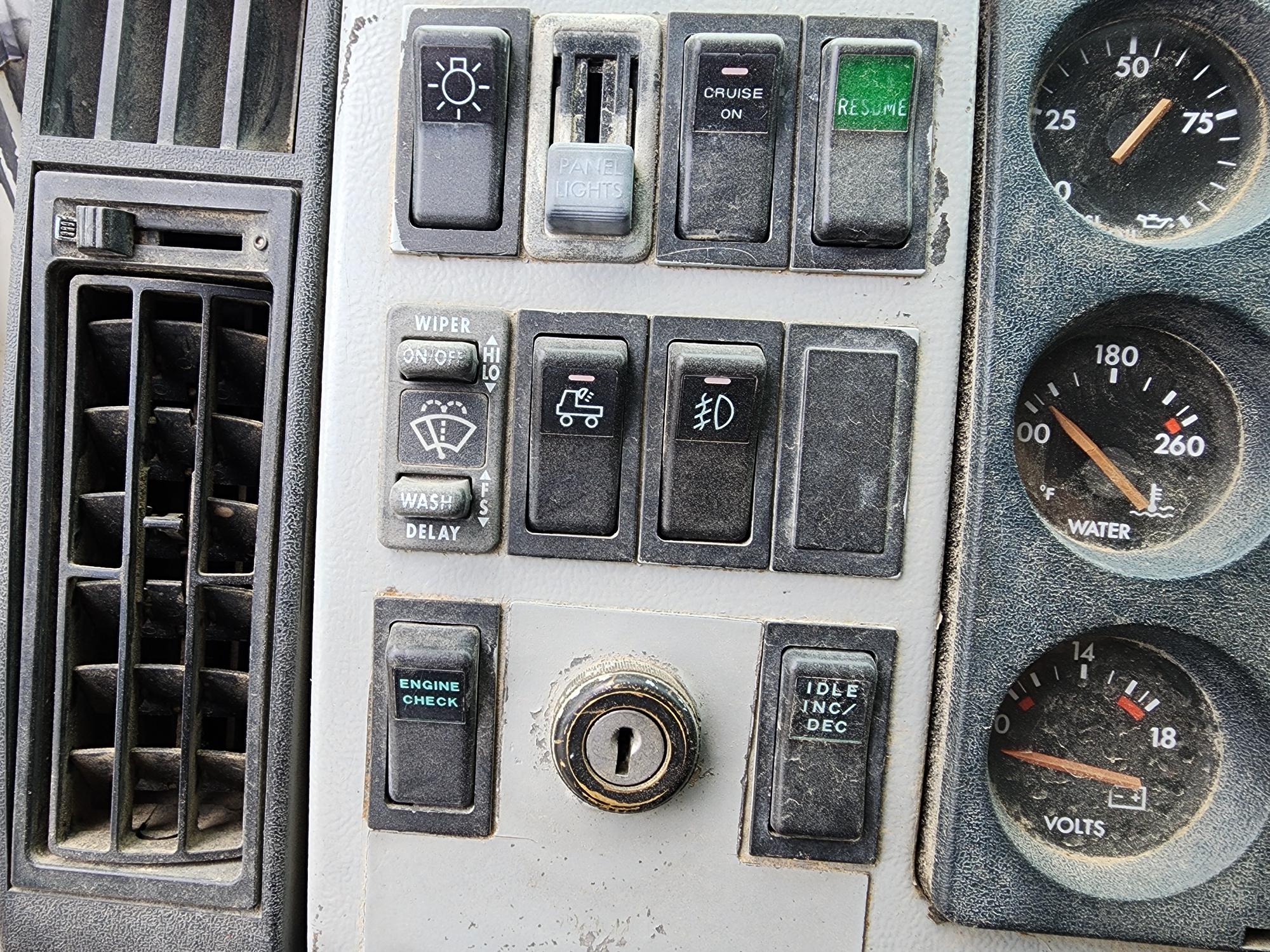 2000 FREIGHTLINER FL70 - view 15 of 30