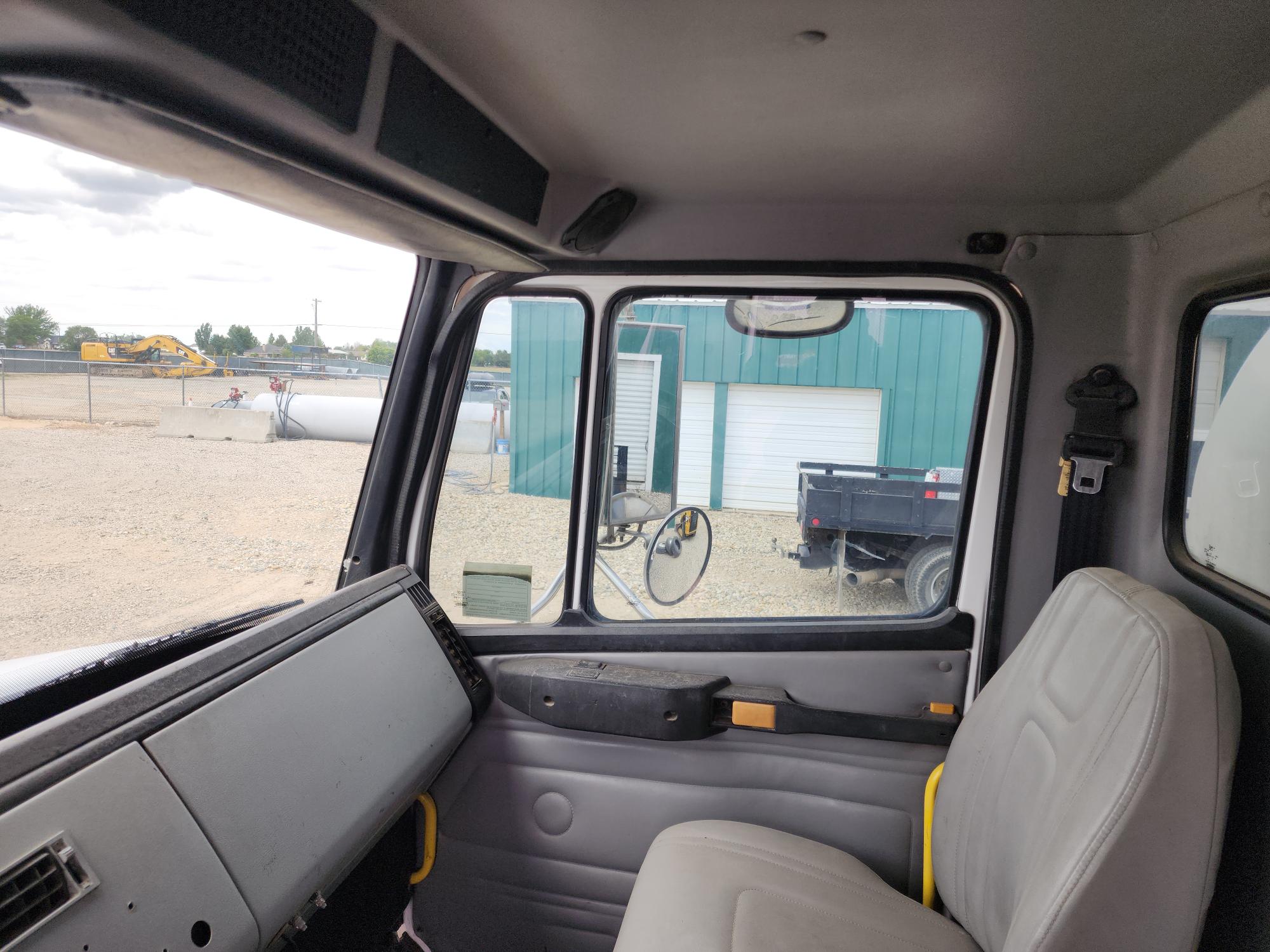 2000 FREIGHTLINER FL70 - view 17 of 30