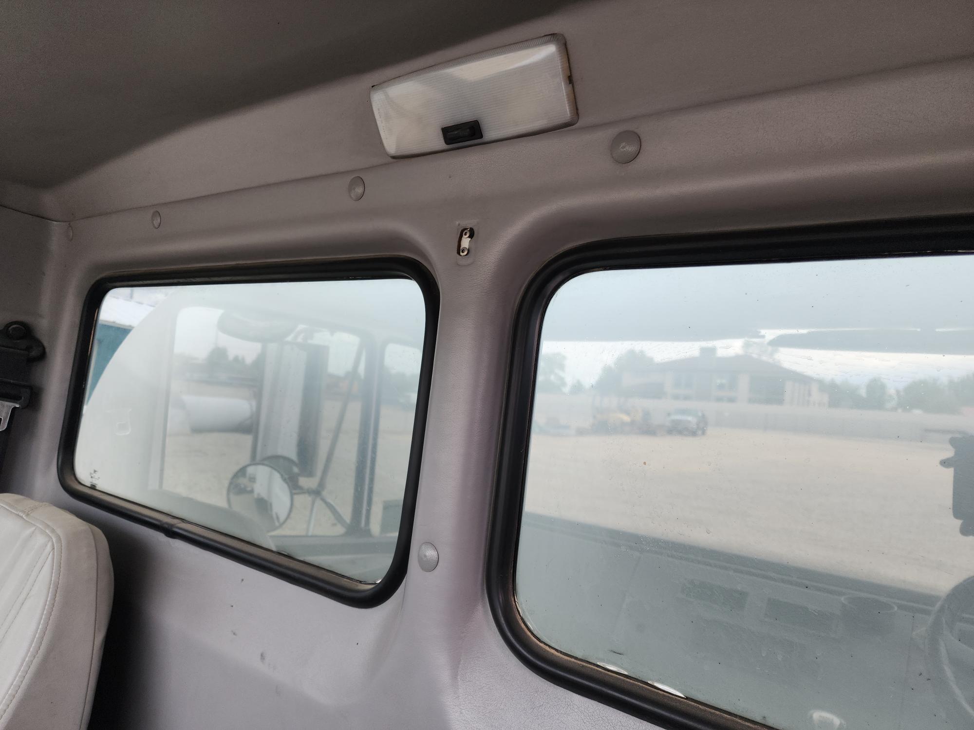 2000 FREIGHTLINER FL70 - view 18 of 30