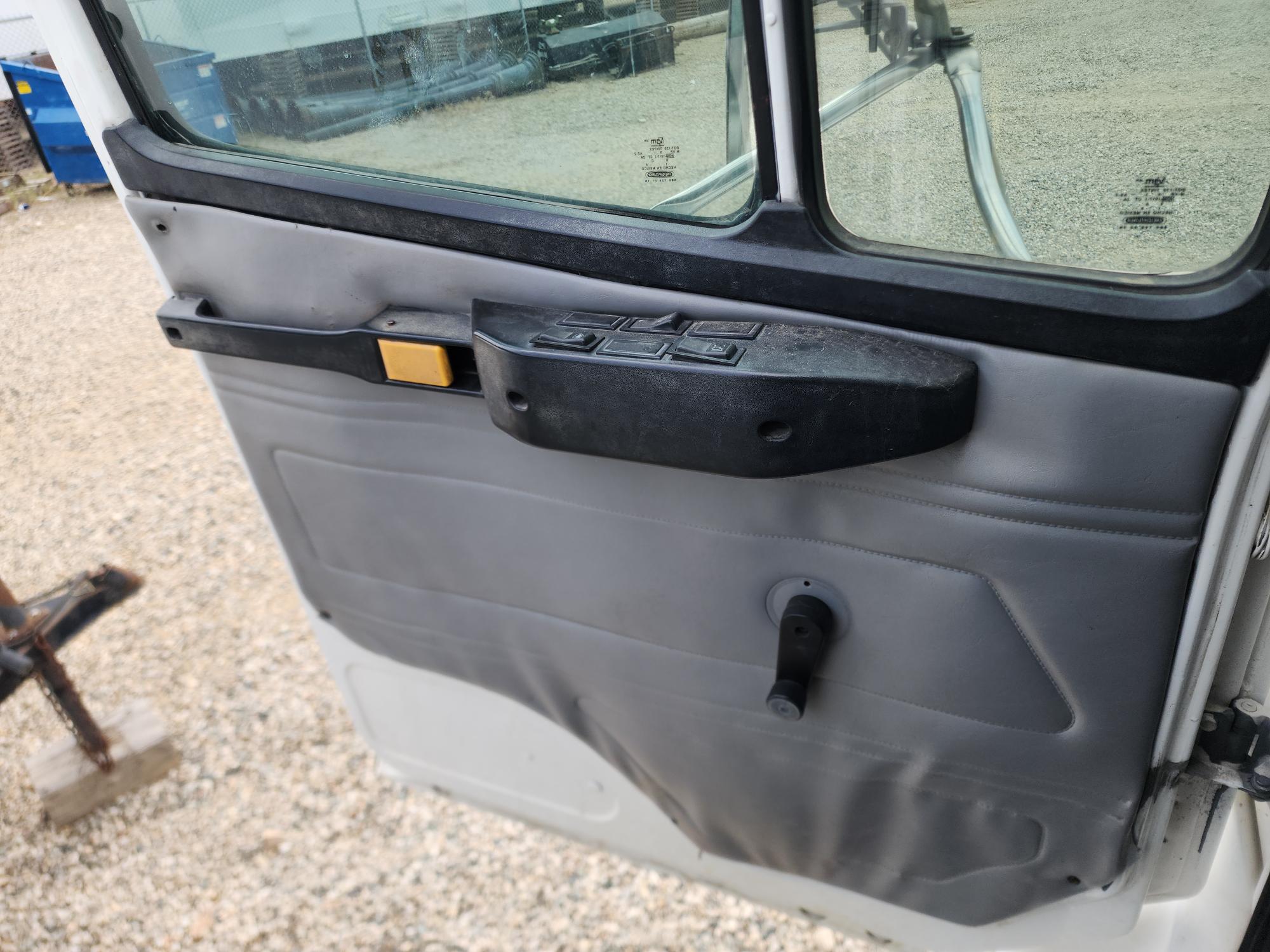 2000 FREIGHTLINER FL70 - view 19 of 30