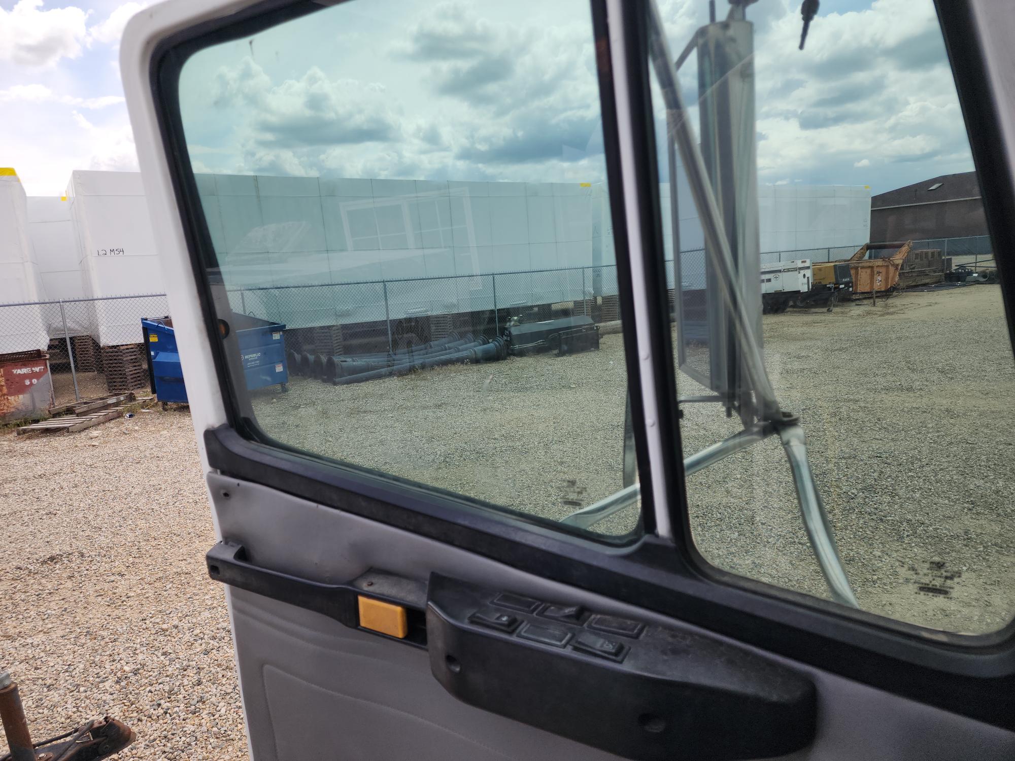 2000 FREIGHTLINER FL70 - view 20 of 30