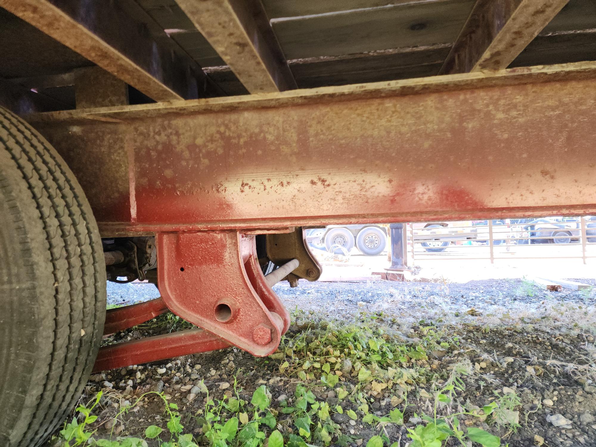 2000 TRAIL KING TK40LP-2400 Tilt Deck - view 7 of 8