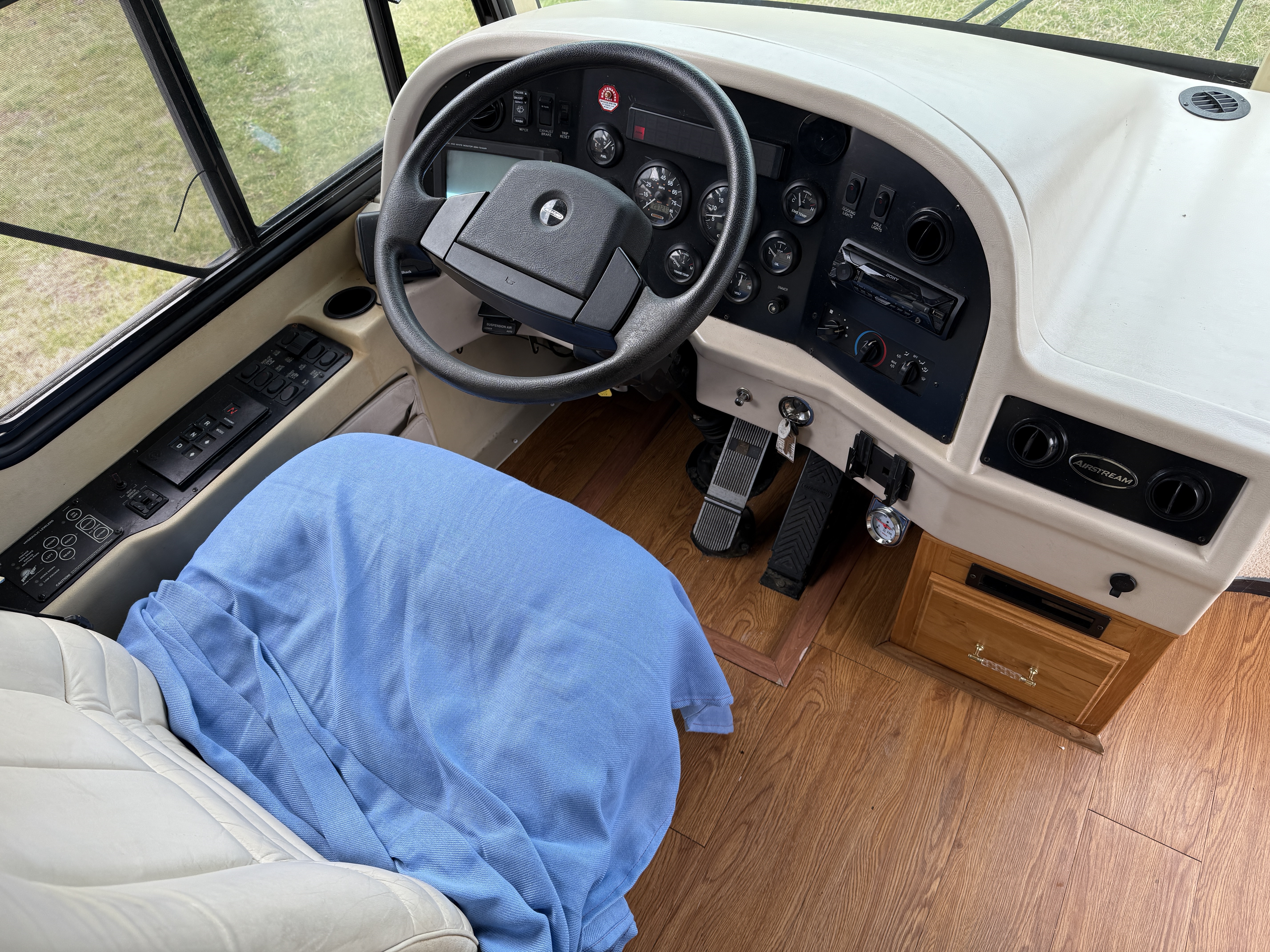 2001 AIRSTREAM Land Yacht XL396 - view 12 of 30