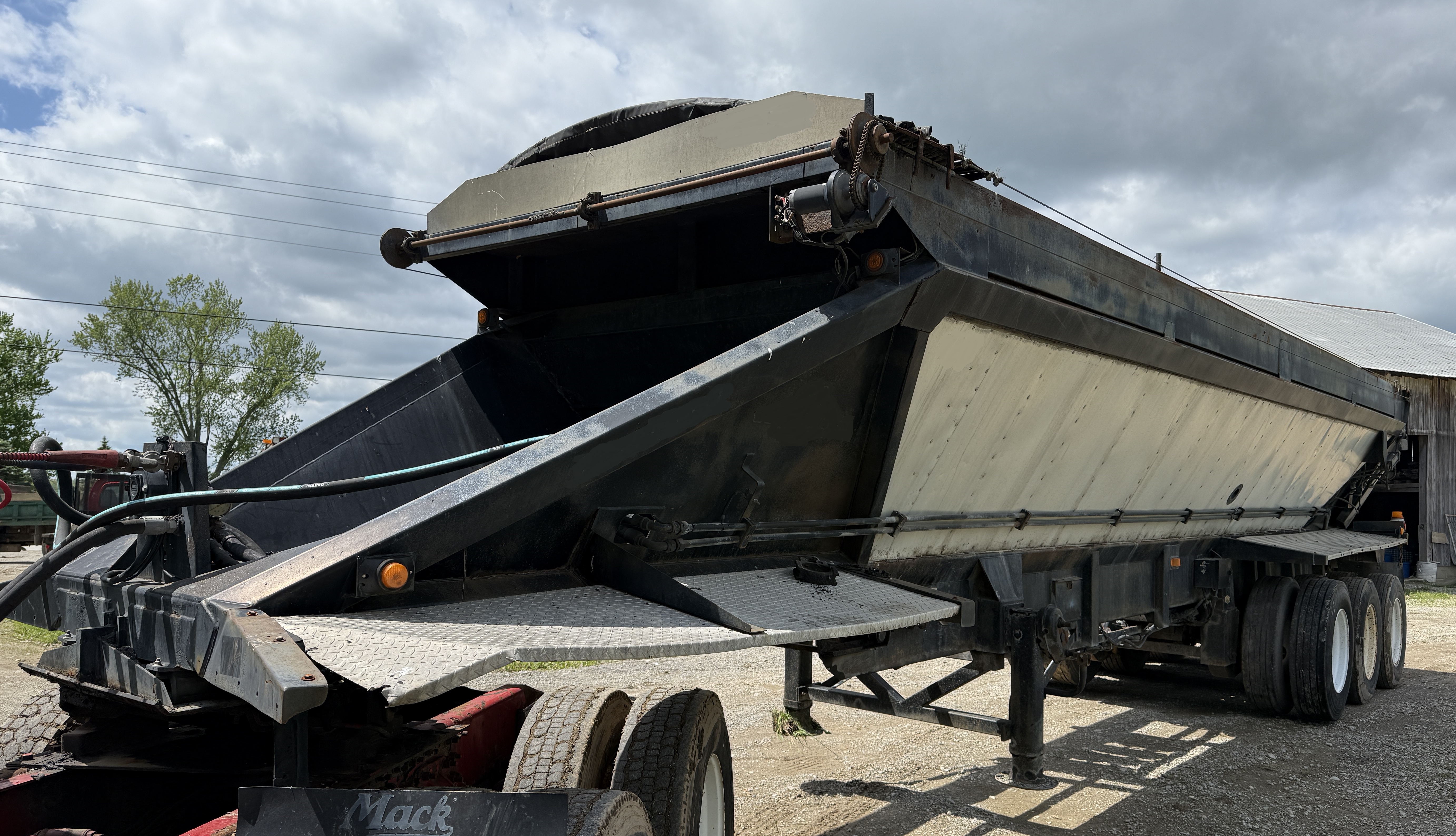 2001 RED RIVER LB334 - view 1 of 16