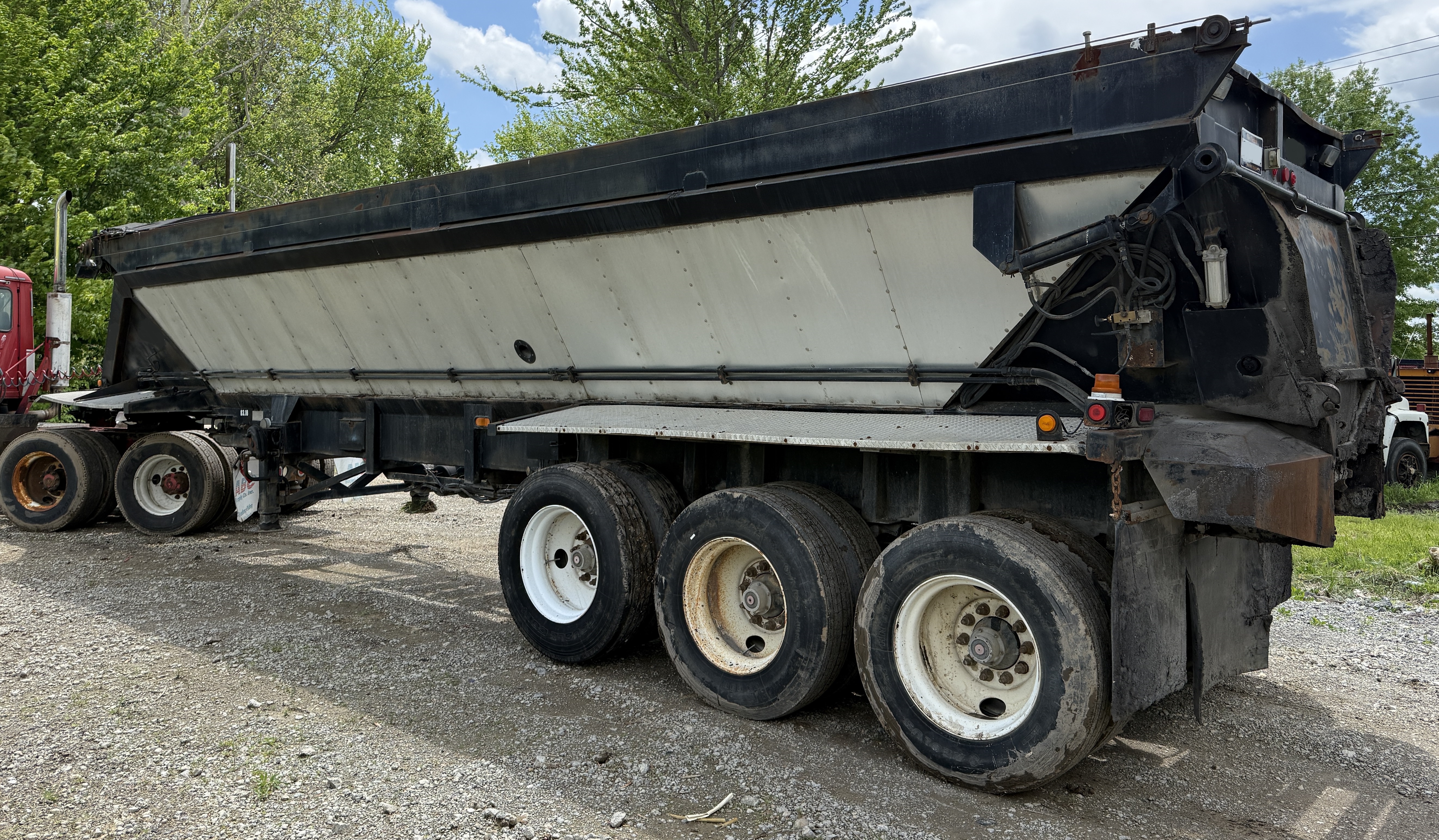 2001 RED RIVER LB334 - view 3 of 16