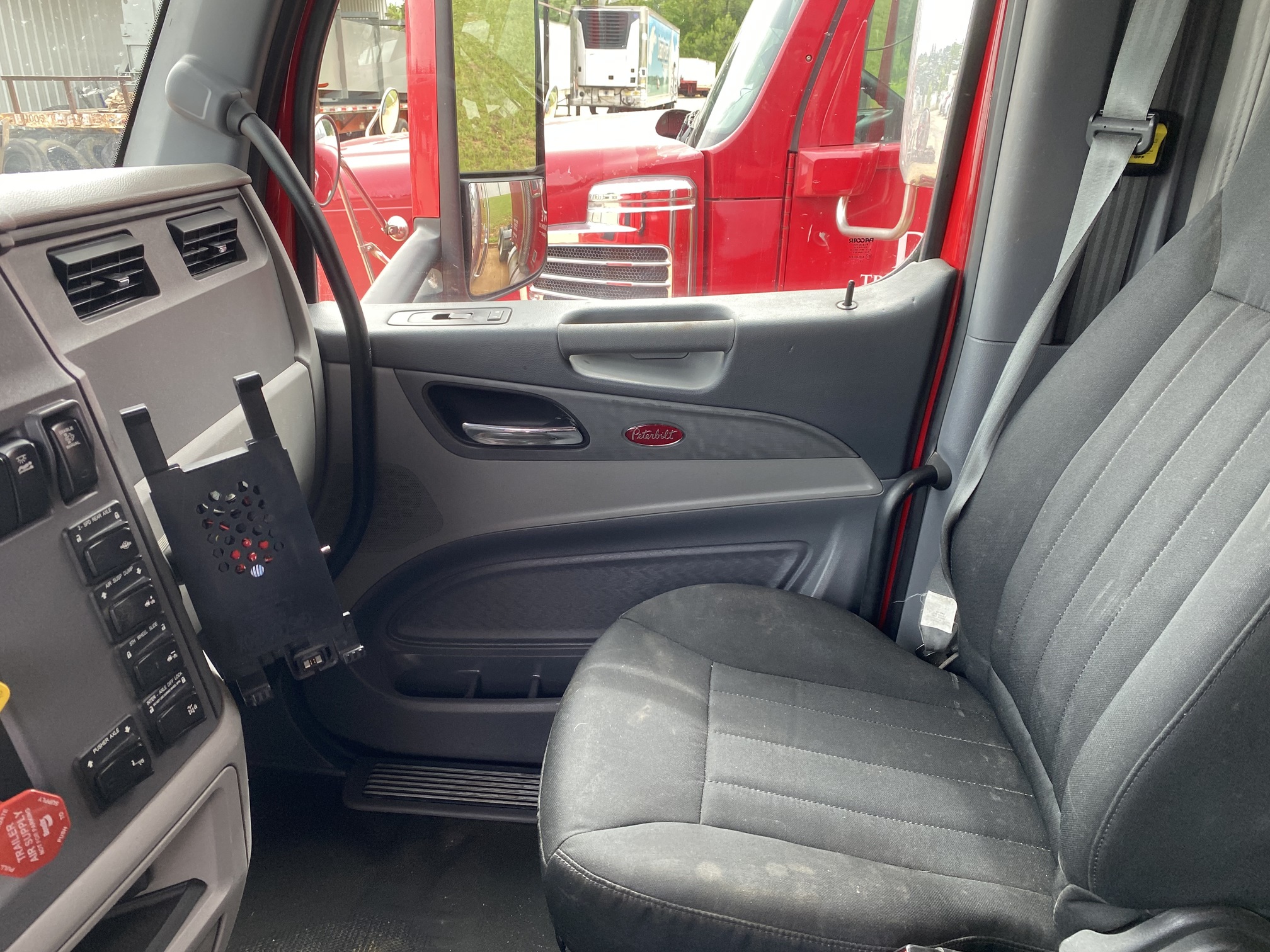 2017 PETERBILT 567 - view 16 of 29