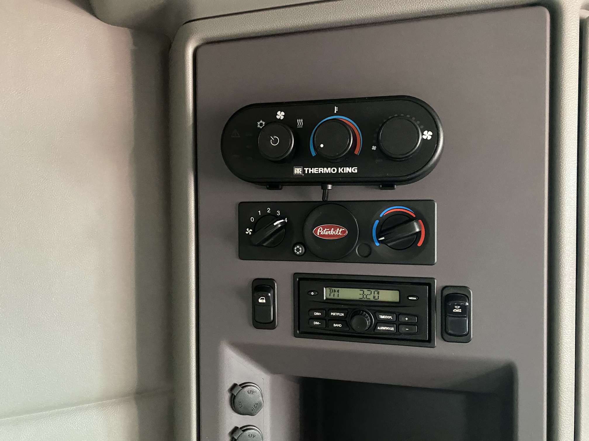 2017 PETERBILT 567 - view 19 of 29