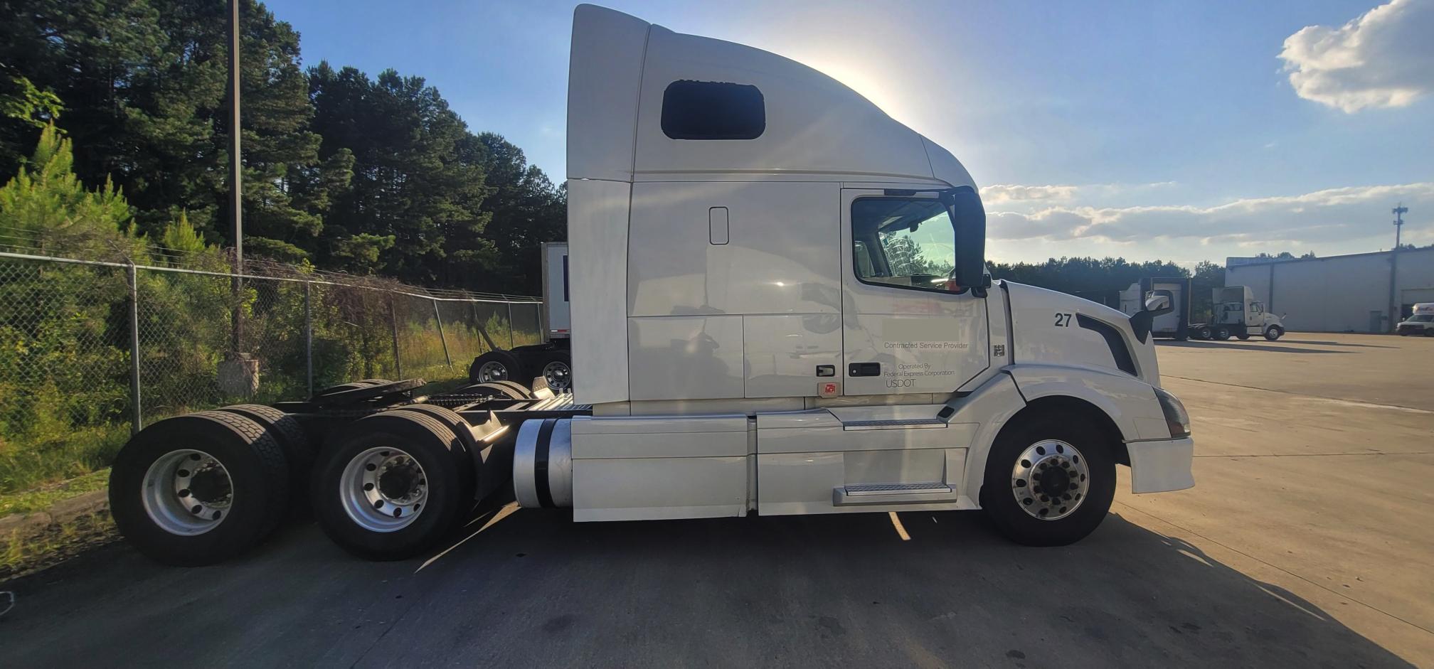 2015 VOLVO VNL - view 1 of 8