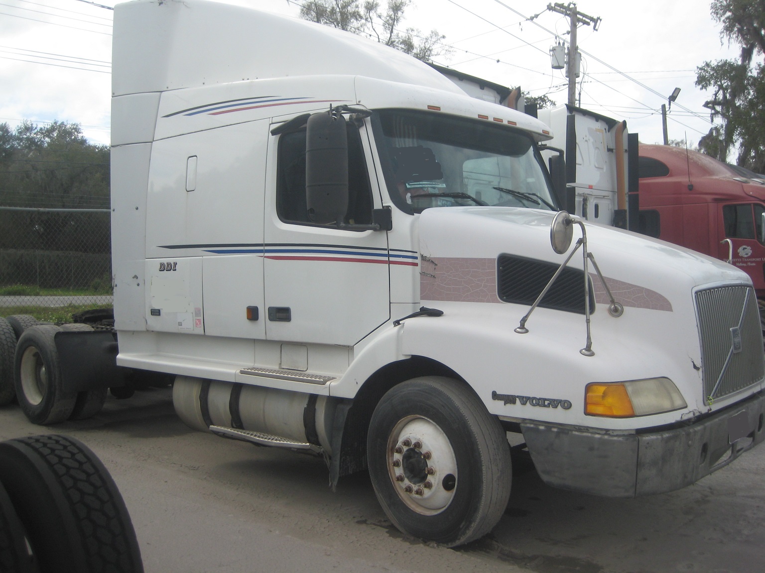 2001 VOLVO VNL Series - view 1 of 8