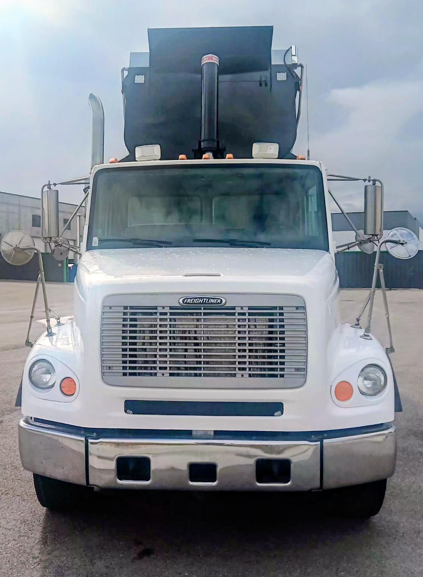 2002 FREIGHTLINER FL 112 - view 5 of 19