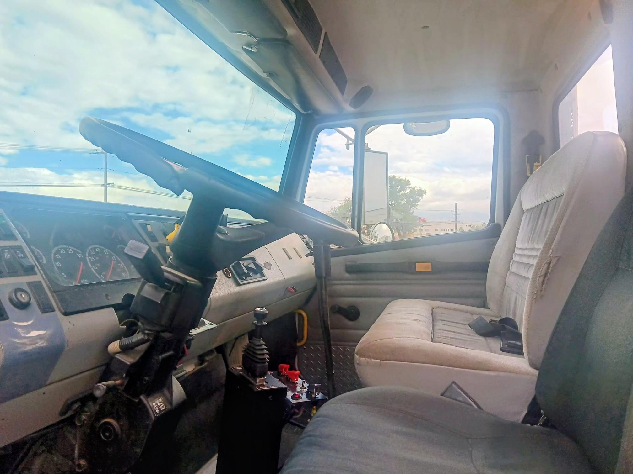 2002 FREIGHTLINER FL 112 - view 10 of 19