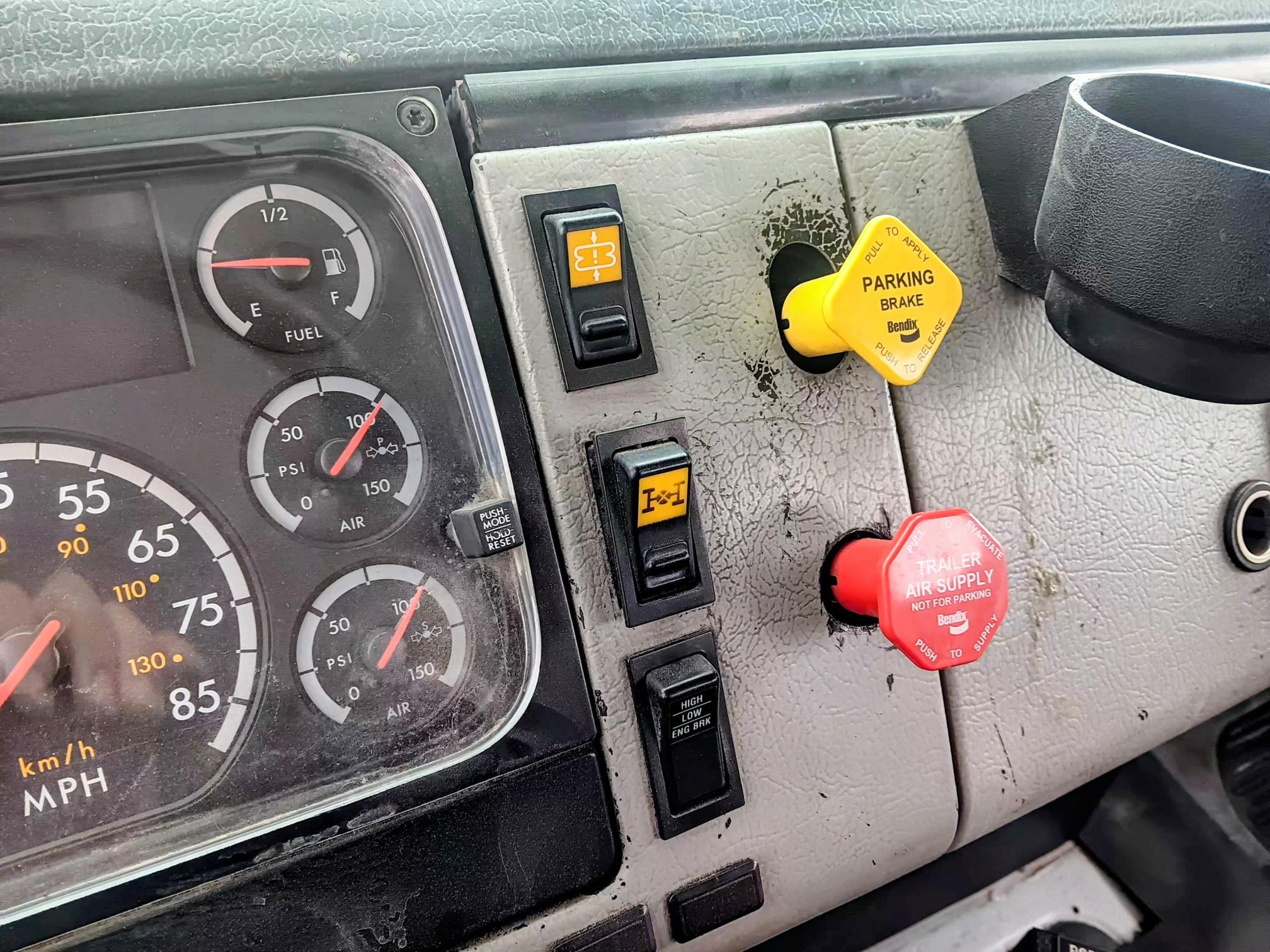 2002 FREIGHTLINER FL 112 - view 11 of 19