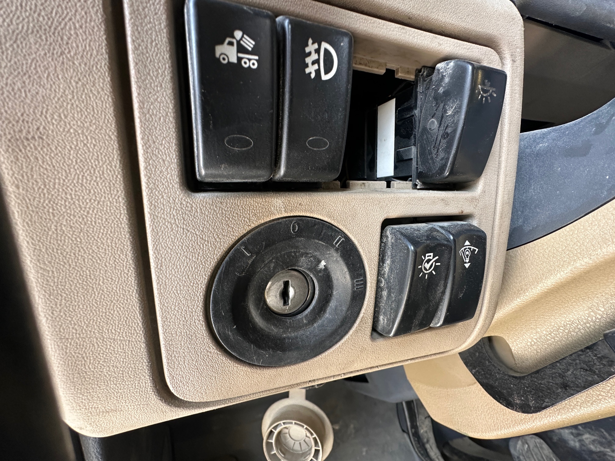 2016 PETERBILT 567 - view 3 of 30