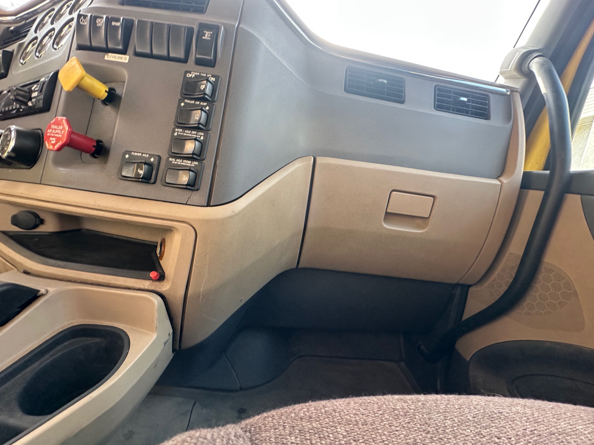 2016 PETERBILT 567 - view 16 of 30