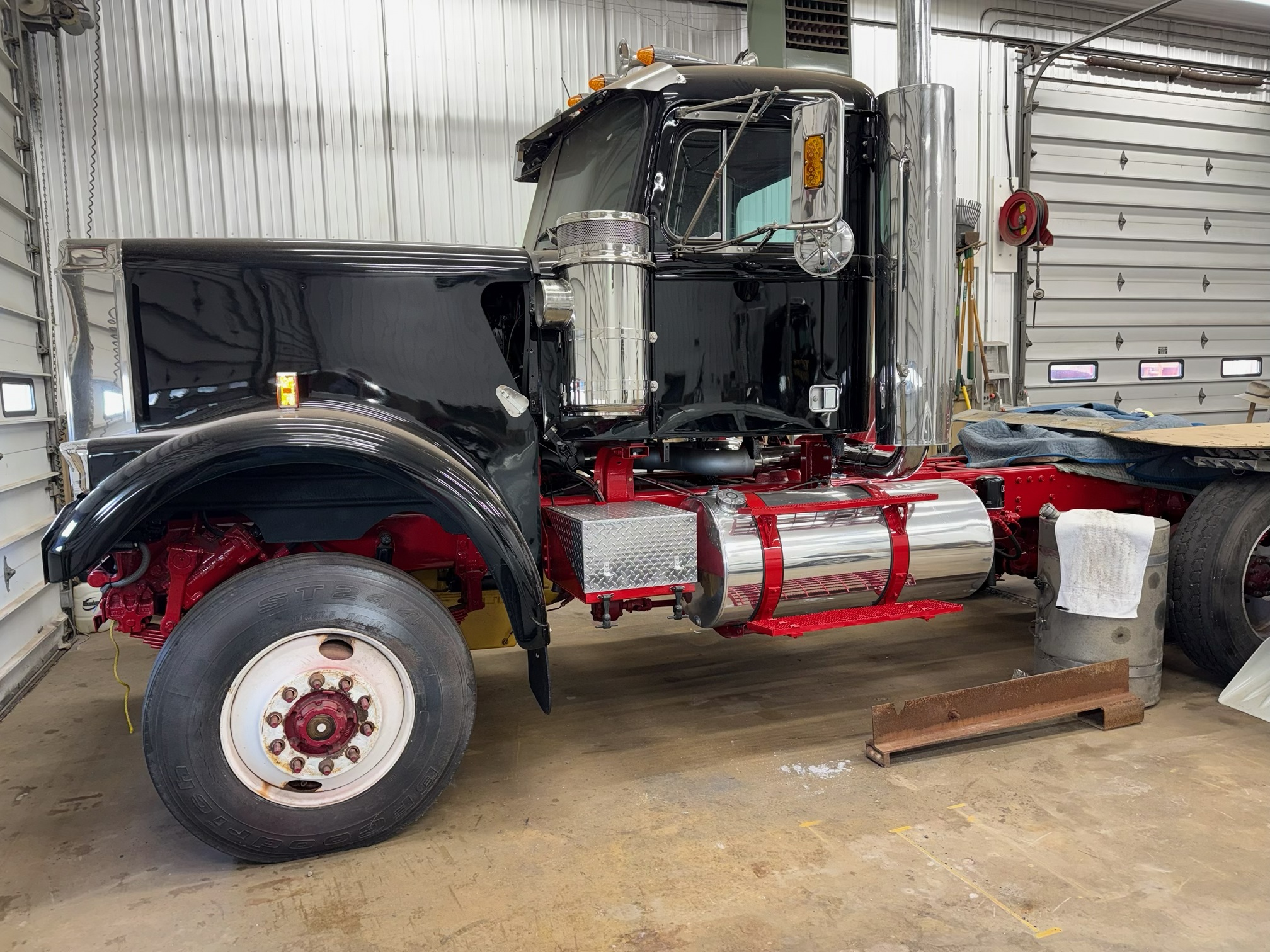 1987 AUTOCAR DK6 Tilt Nose - view 1 of 30