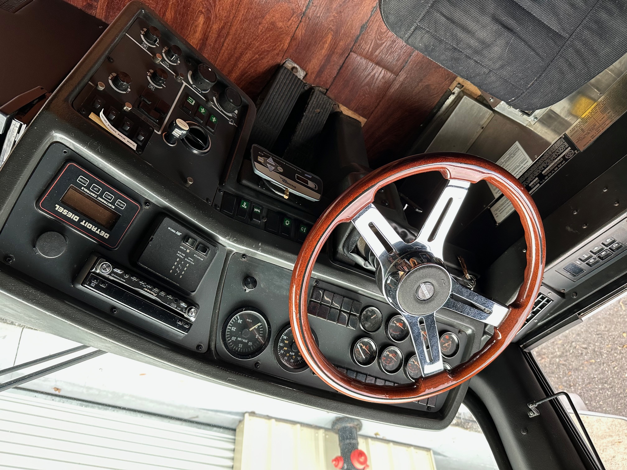 1998 PREVOST XL 45 - view 10 of 29