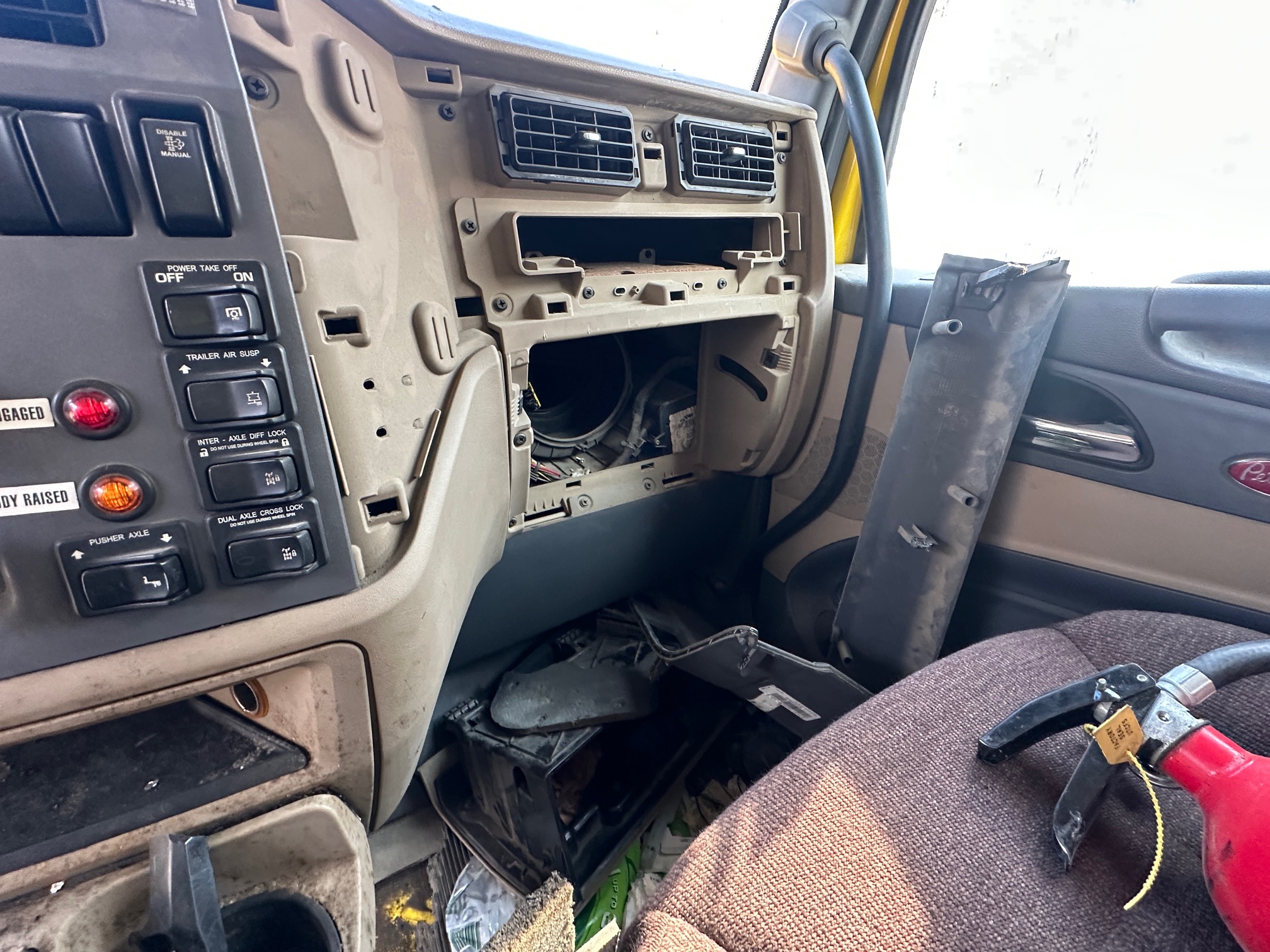 2016 PETERBILT 567 - view 9 of 30