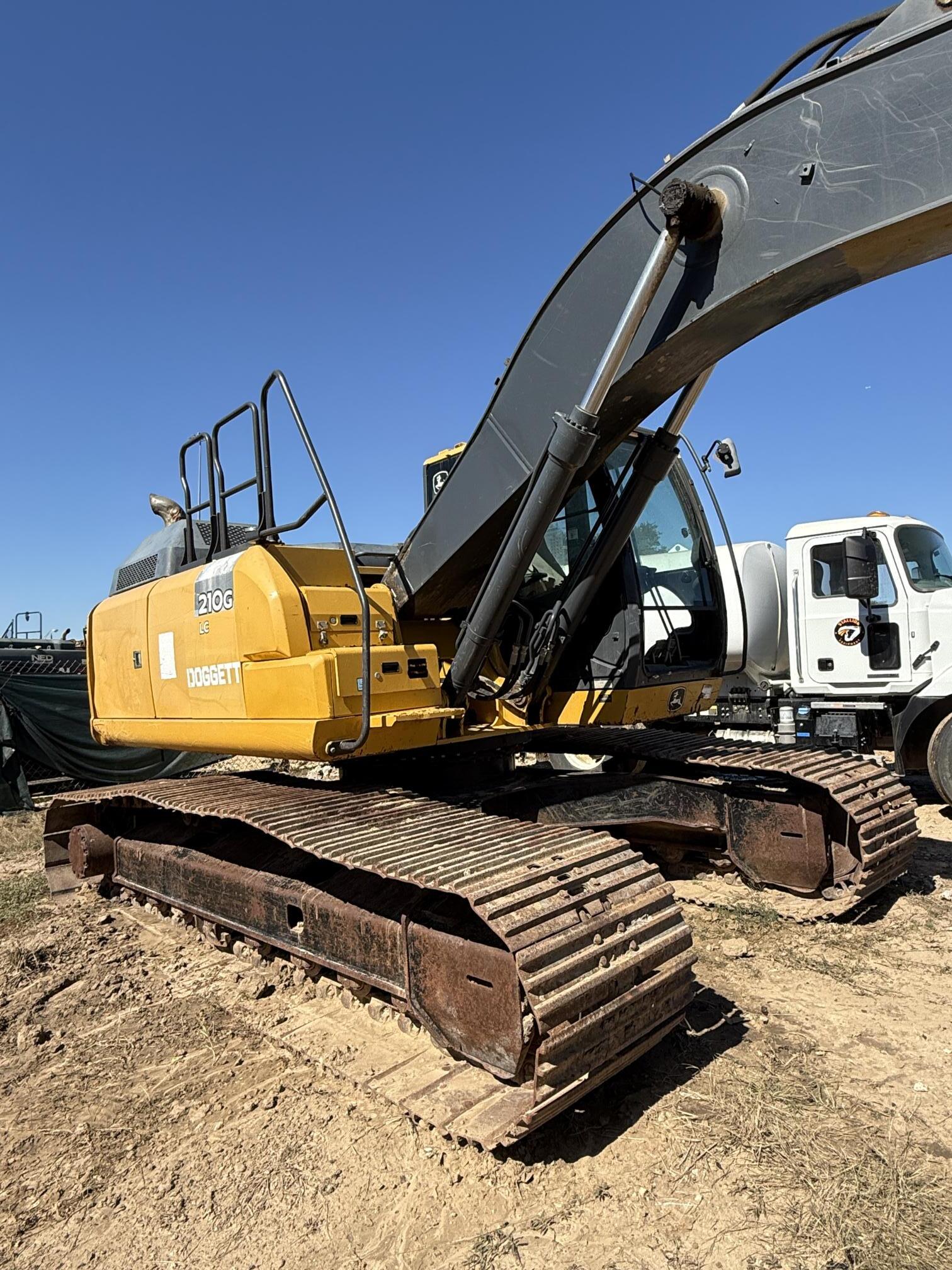 2017 DEERE 210G LC - view 6 of 30