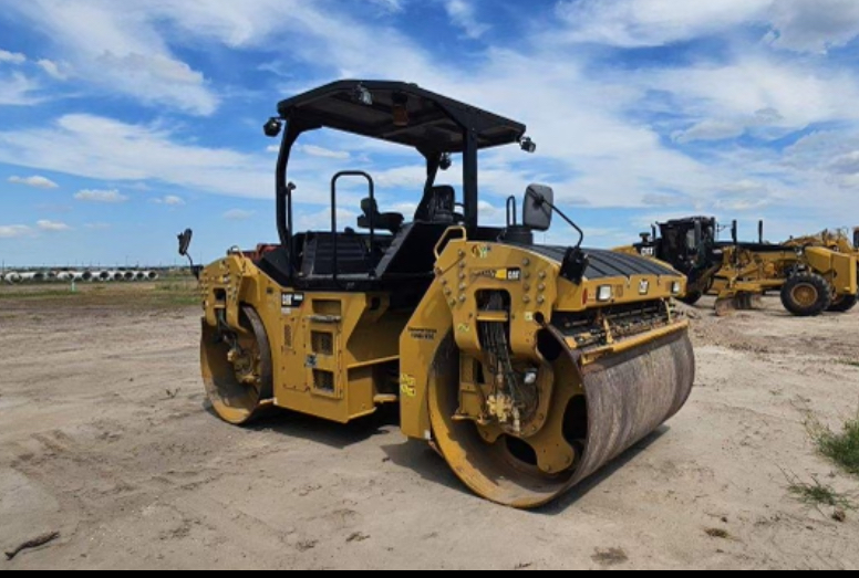 2017 CATERPILLAR CB66B - view 1 of 5