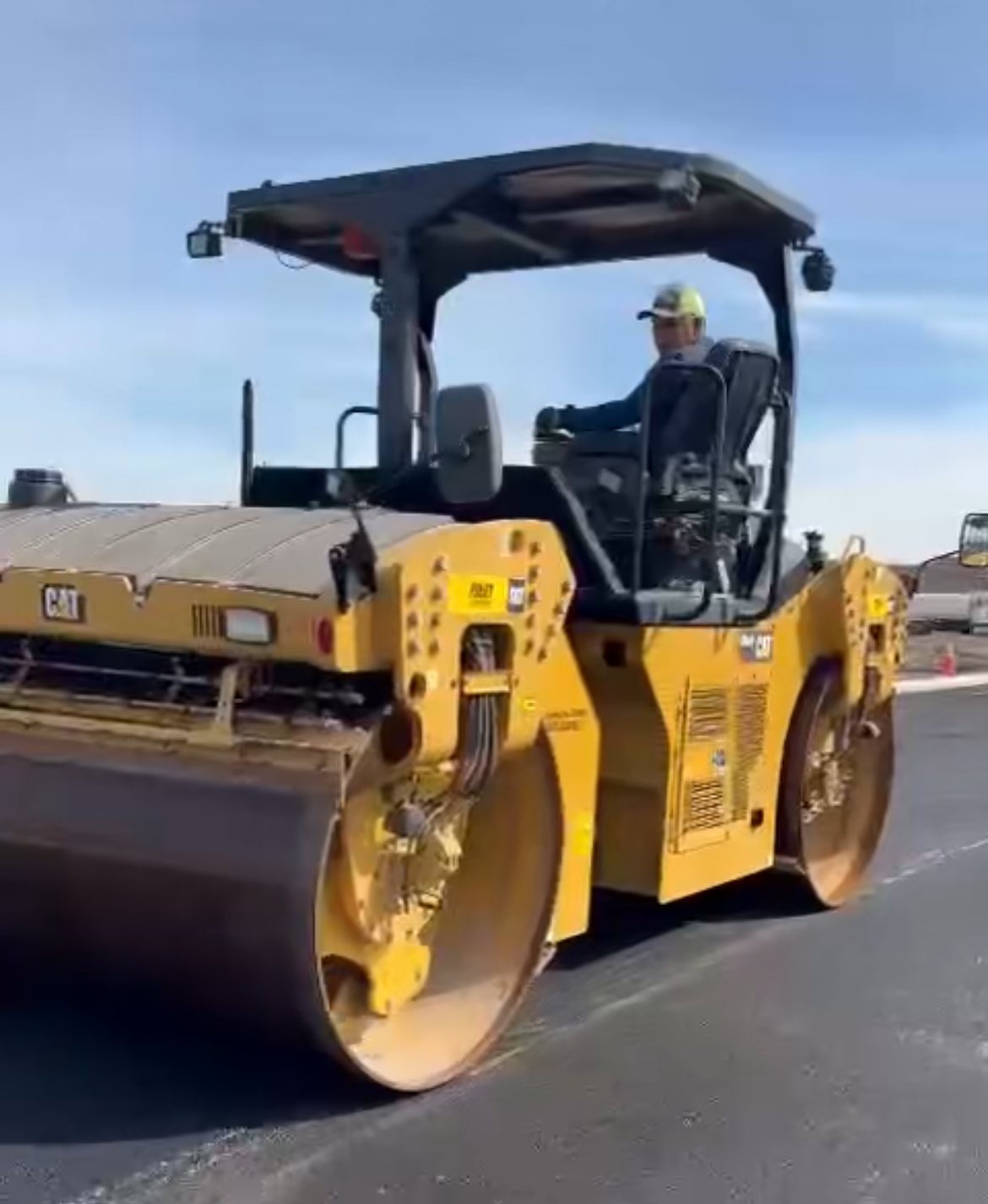 2017 CATERPILLAR CB66B - view 4 of 5