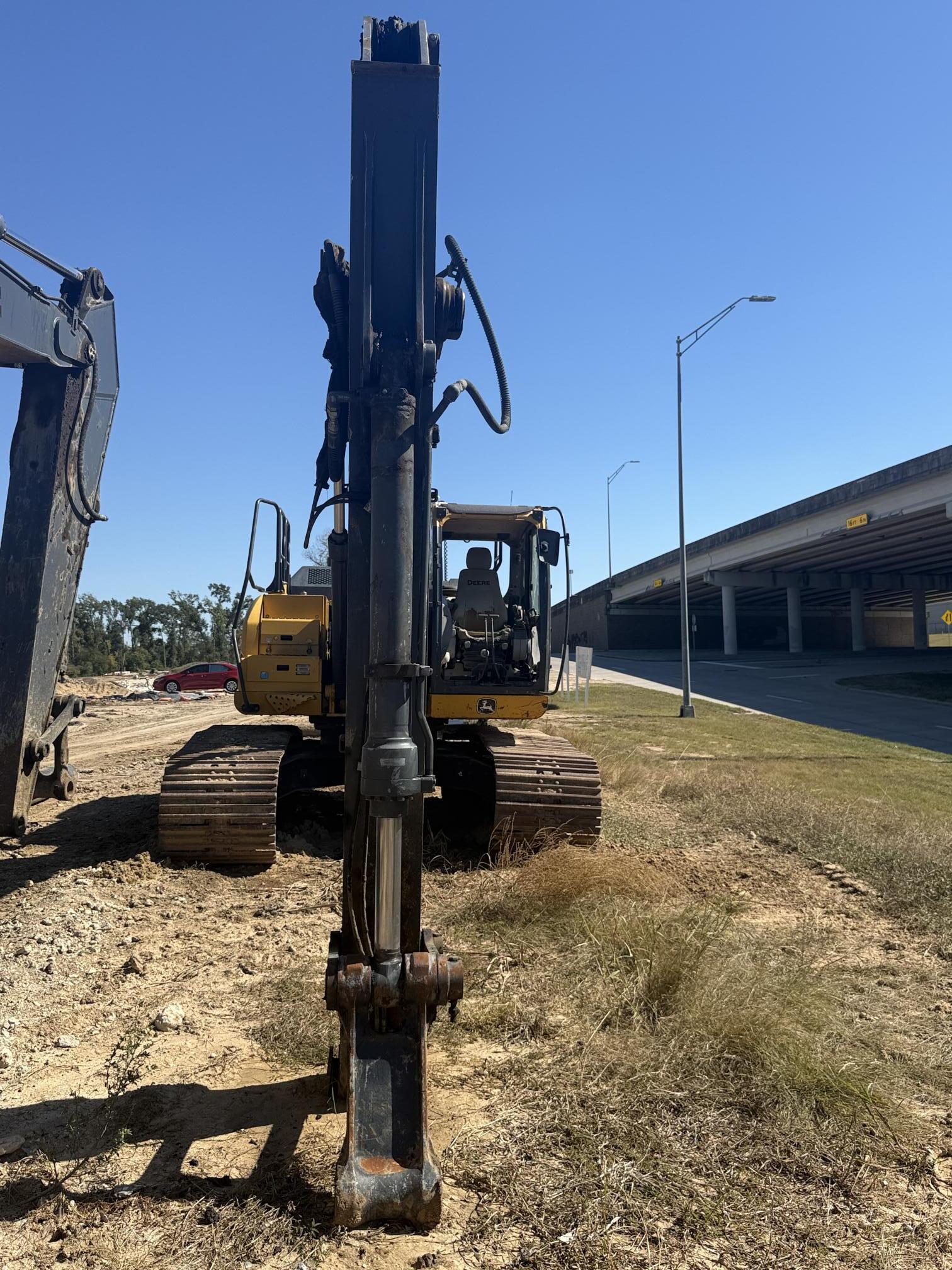 2017 DEERE 210G LC - view 3 of 30