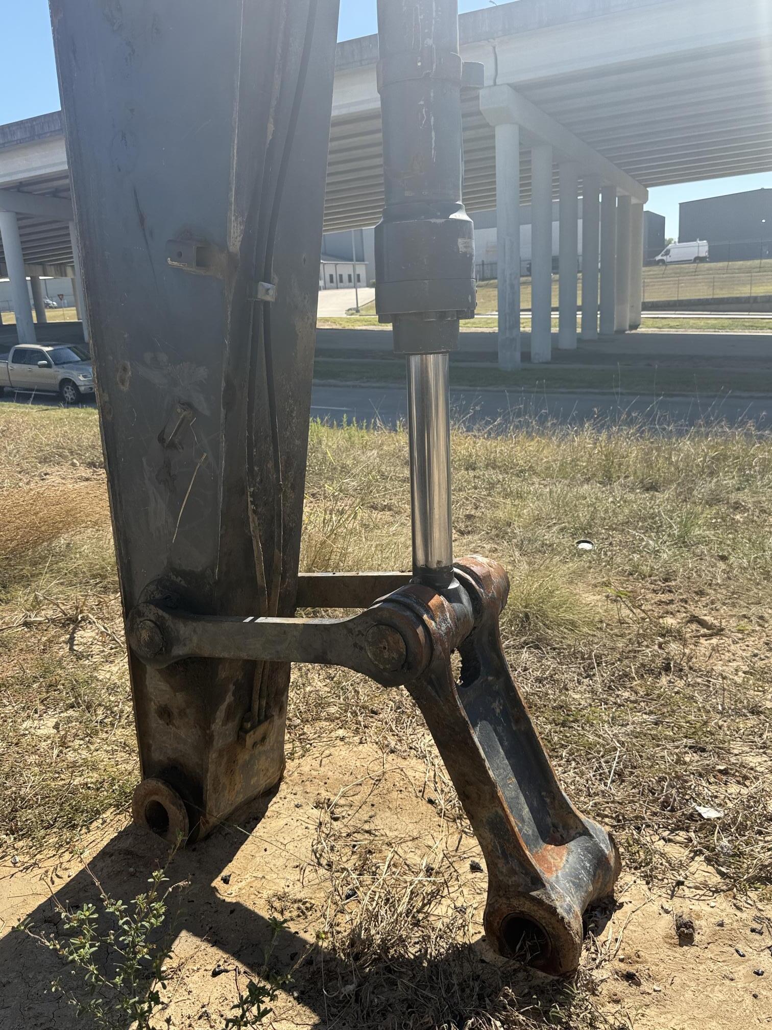 2017 DEERE 210G LC - view 4 of 30