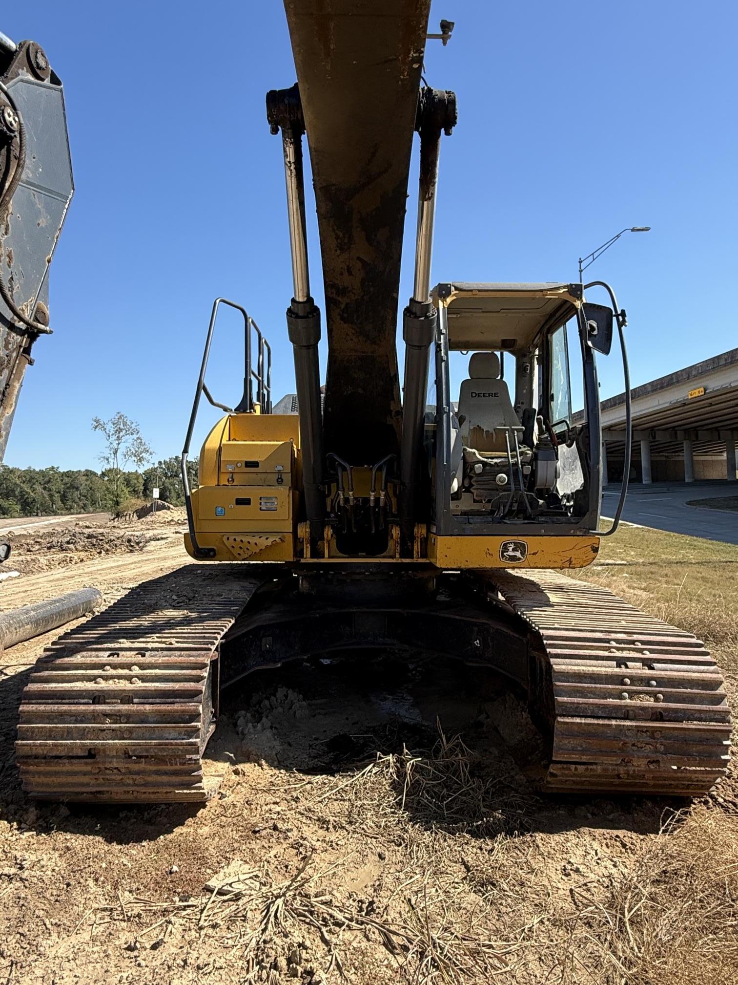 2017 DEERE 210G LC - view 6 of 30