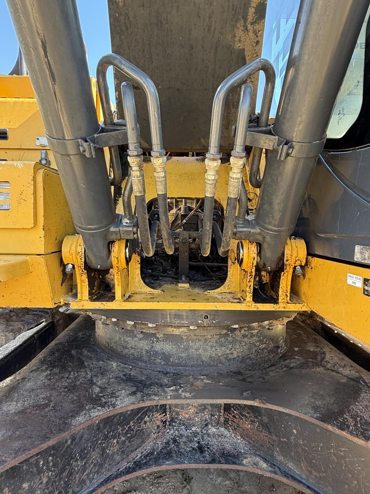 2017 DEERE 210G LC - view 7 of 30