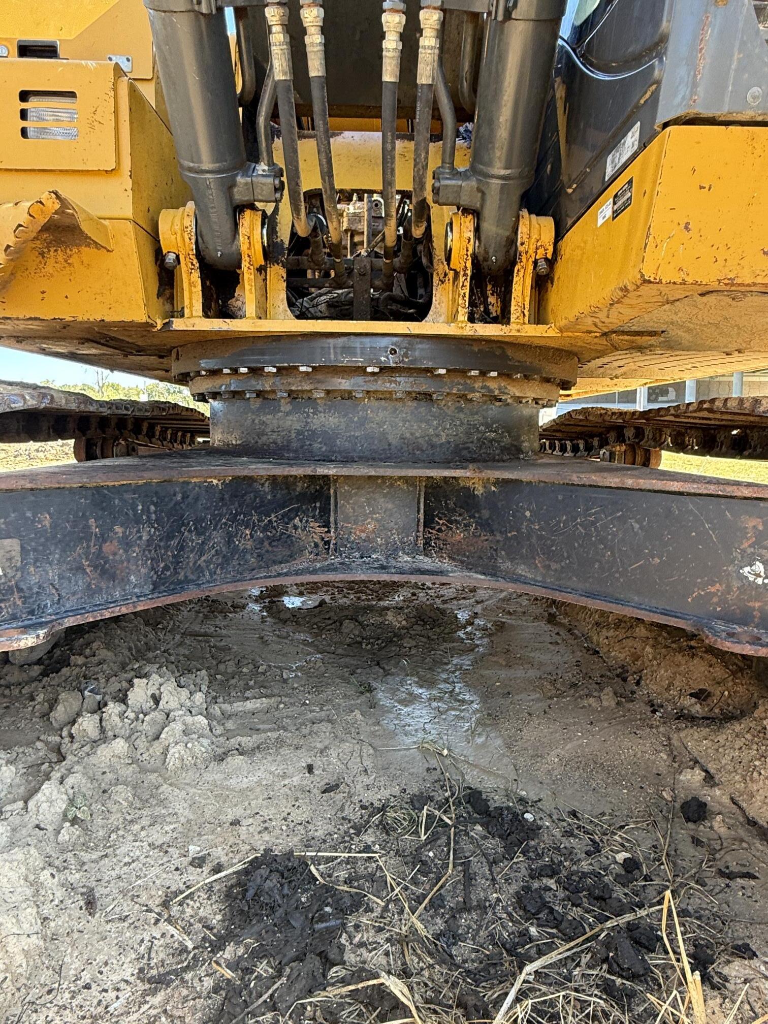 2017 DEERE 210G LC - view 9 of 30