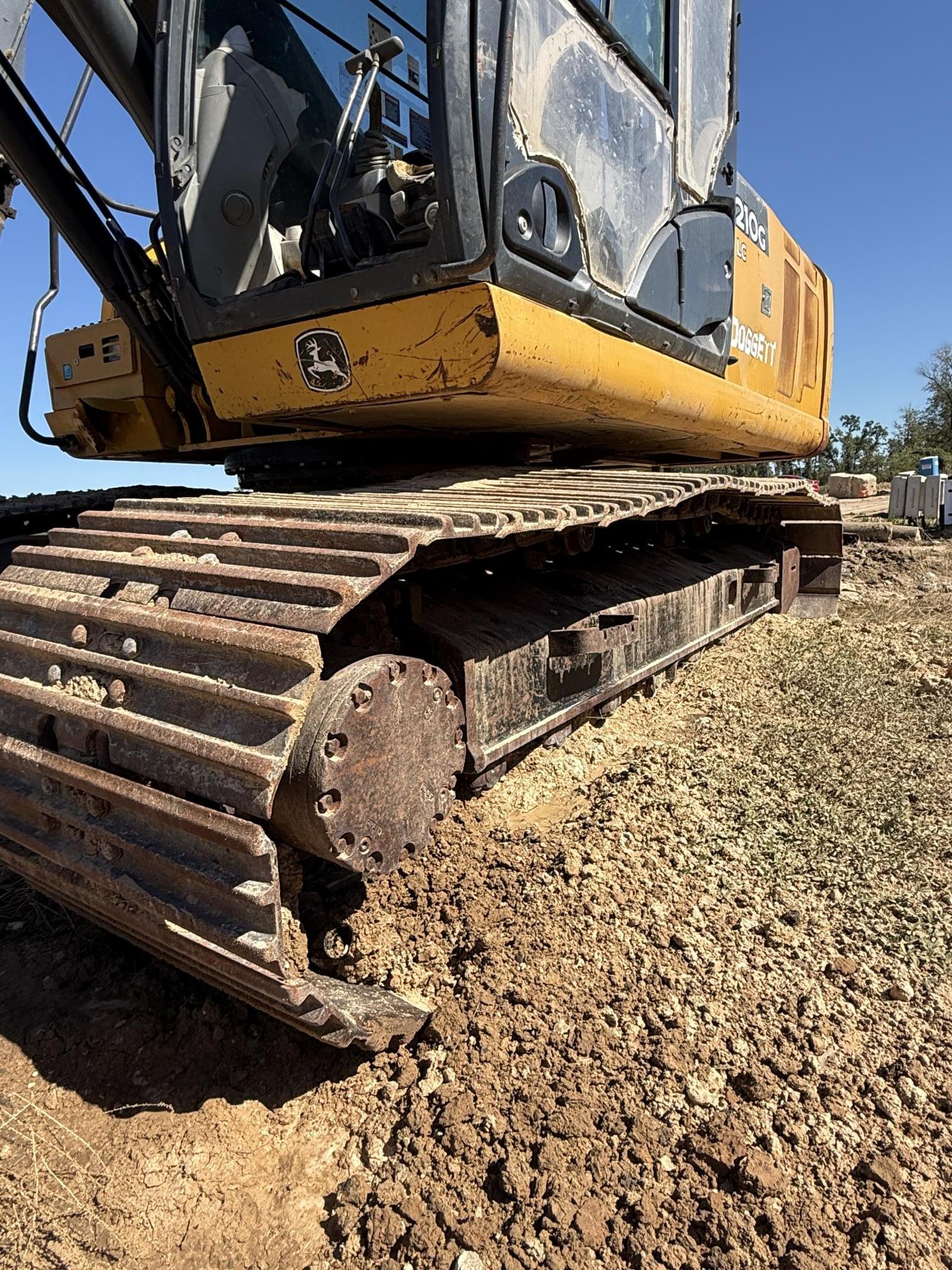 2017 DEERE 210G LC - view 12 of 30