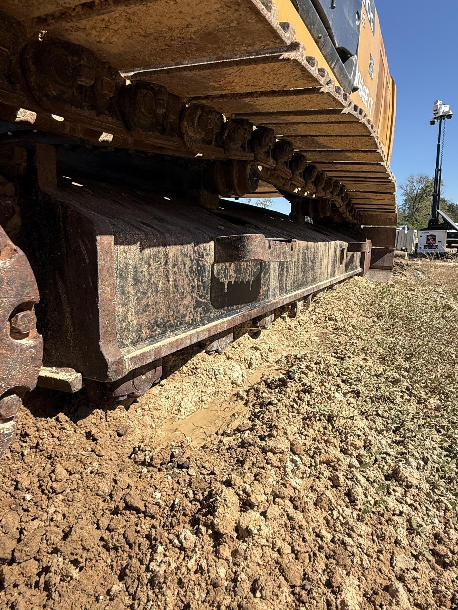 2017 DEERE 210G LC - view 14 of 30