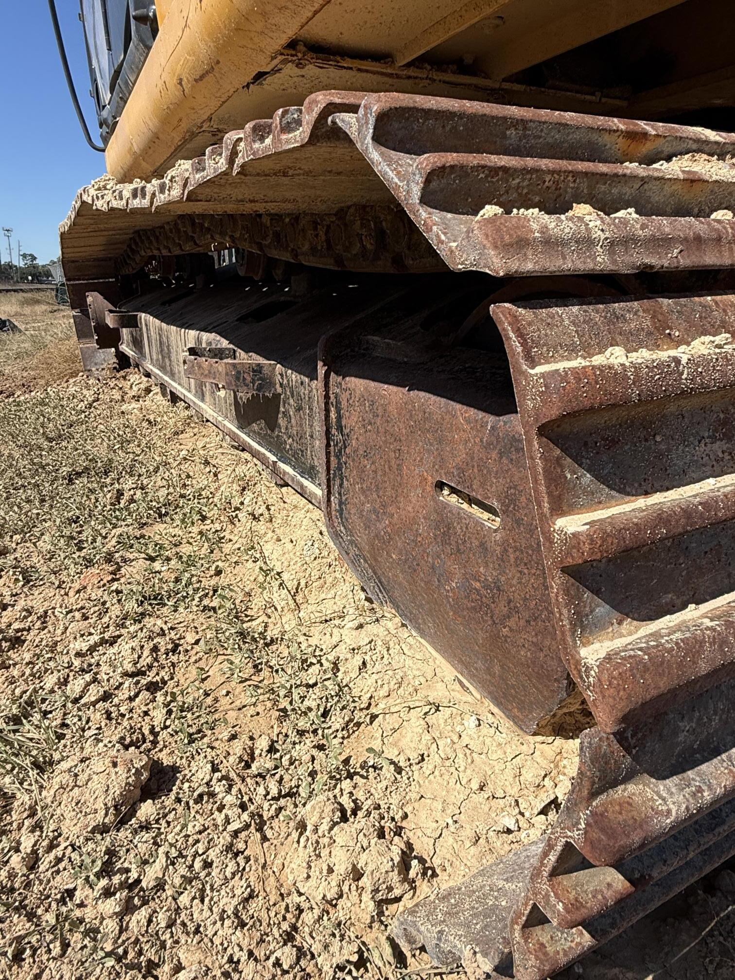 2017 DEERE 210G LC - view 16 of 30