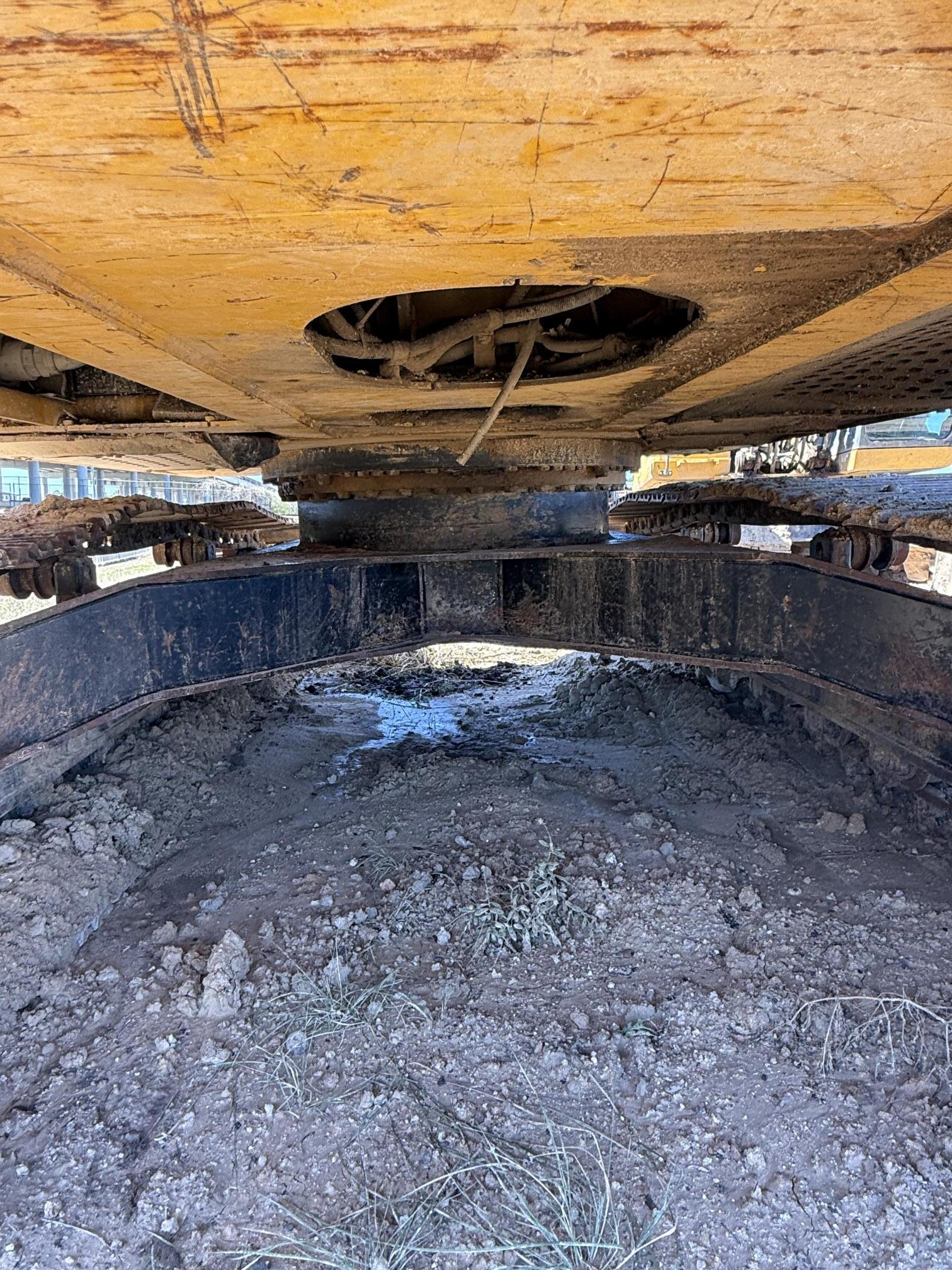 2017 DEERE 210G LC - view 19 of 30