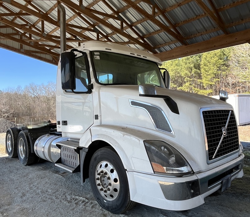 2015 VOLVO - view 2 of 24