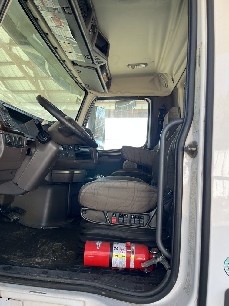 2015 VOLVO - view 13 of 24